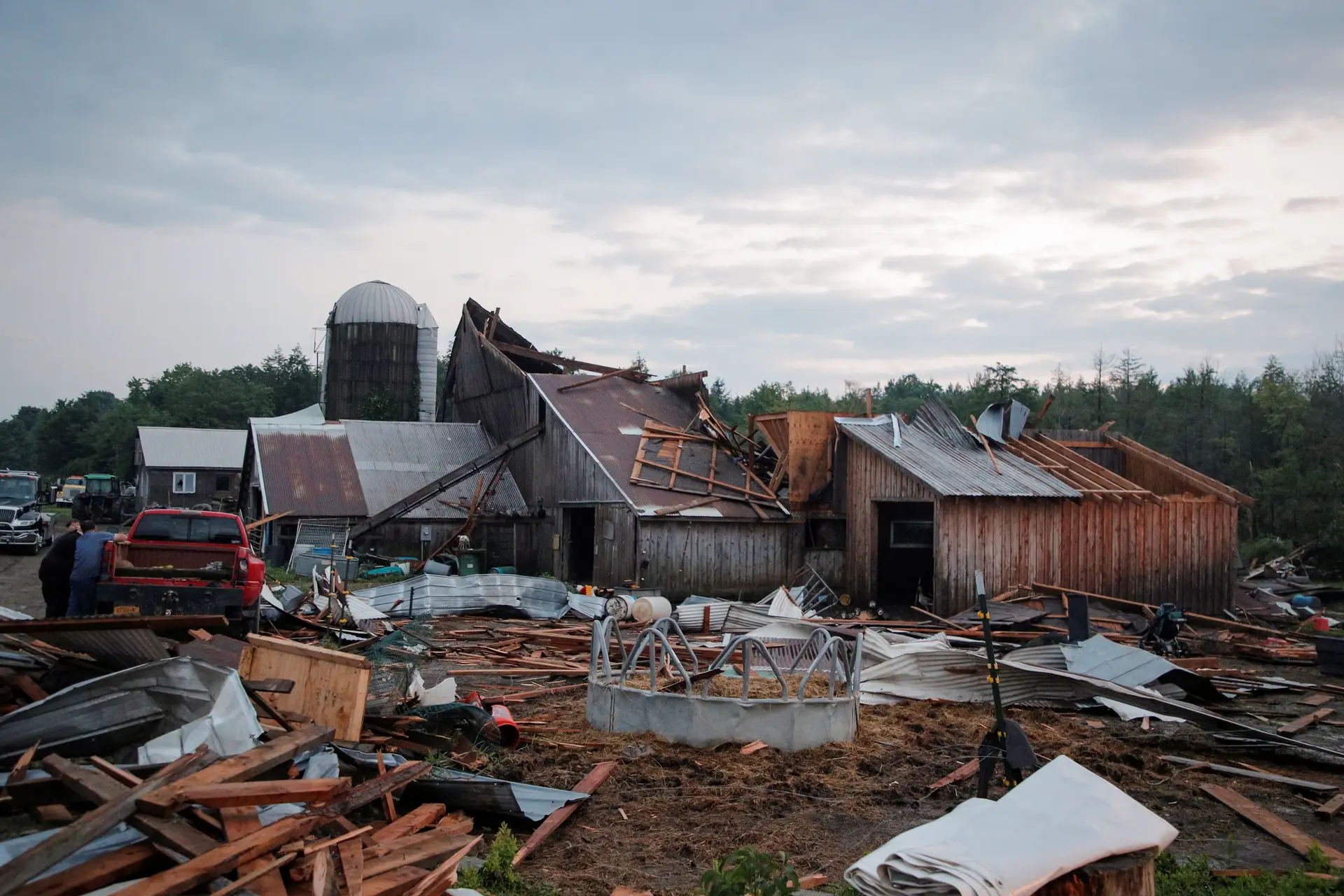 Danos causados após um tornado em Portland, EUA.