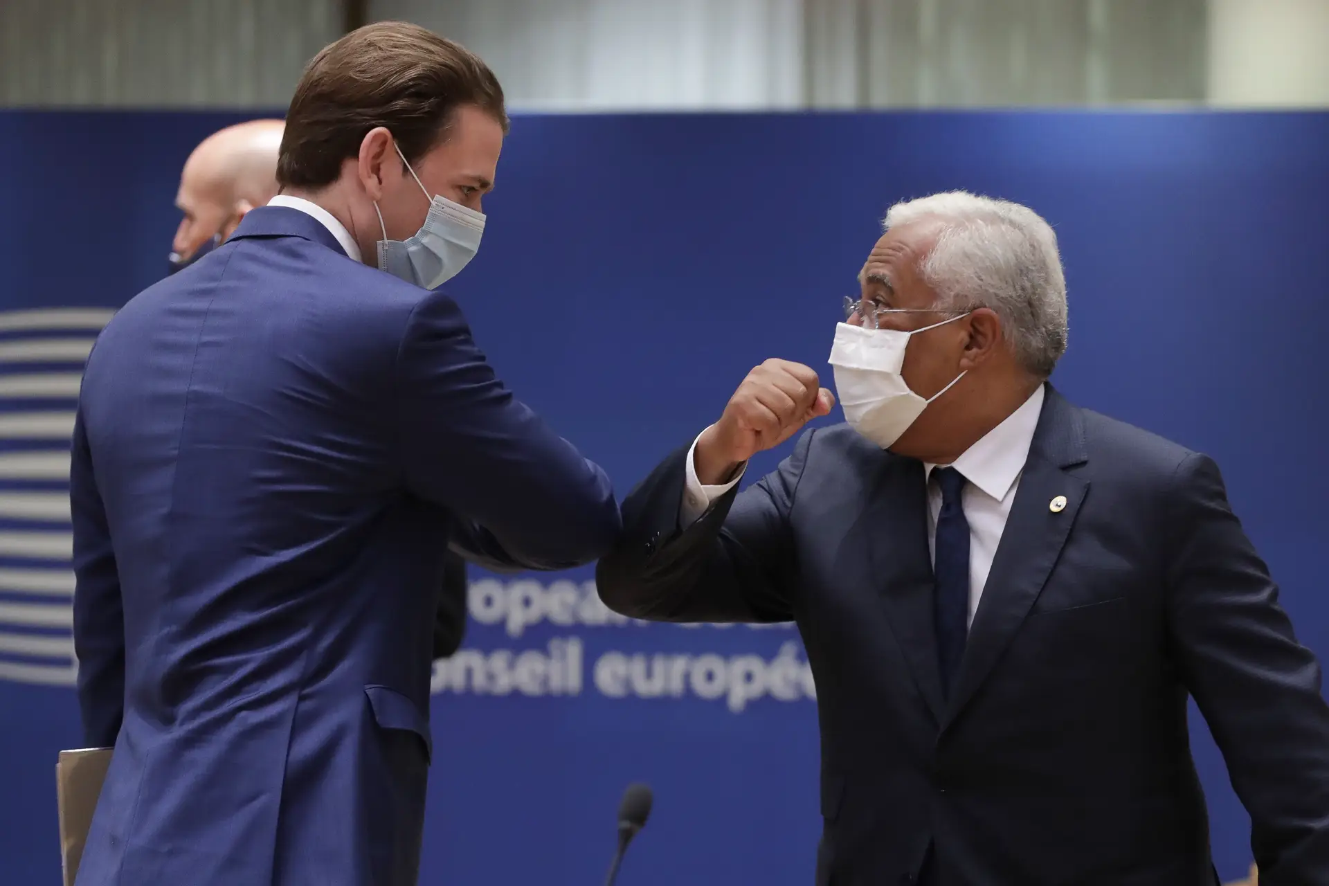 Líderes europeus retomam negociações, mas ainda longe de um acordo