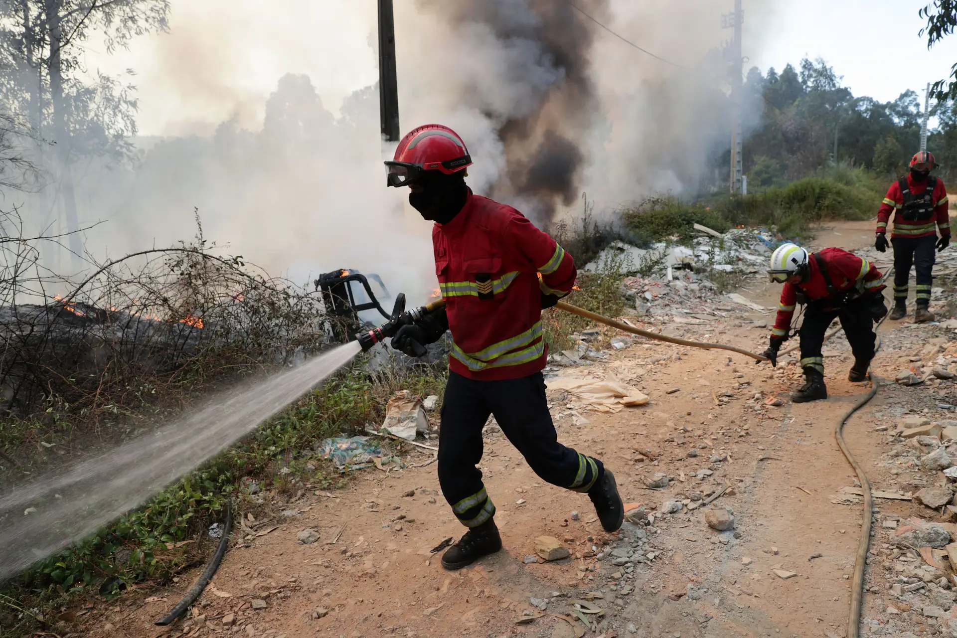 Bombeiros combatem o incêndio que consumiu uma zona de mato no concelho de Valongo, no Porto