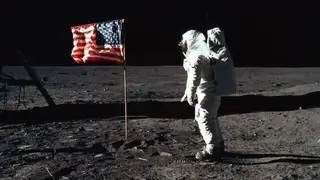 Neil Armstrong pisa o solo lunar