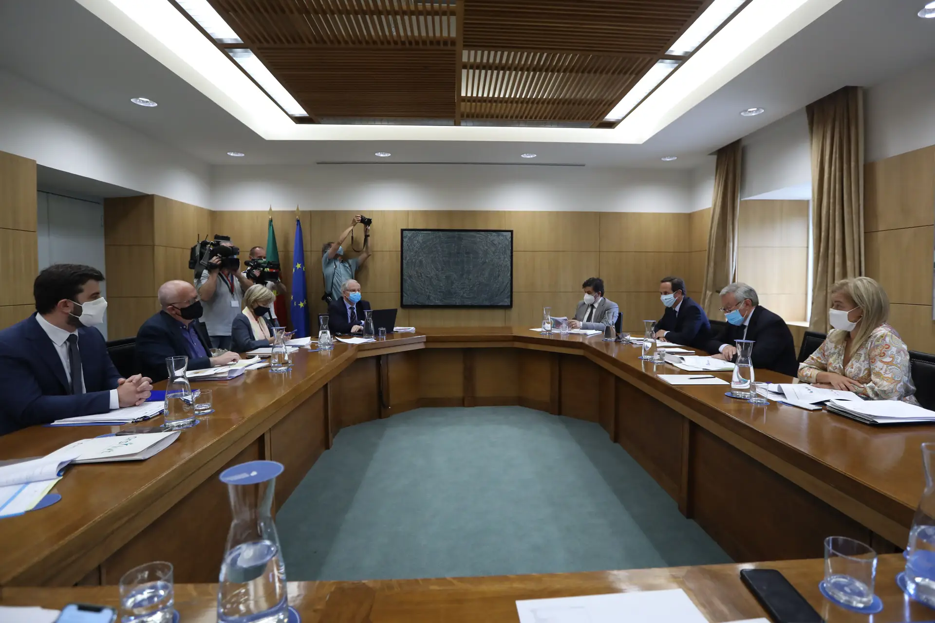 O ministro da Administração Interna, Eduardo Cabrita, acompanhado pelo ministro da Educação, Tiago Brandão Rodrigues, ministra da Saúde, Marta Temido, durante a reunião de trabalho com os presidentes de Câmara dos municípios de Lisboa, Fernando Medina, Amadora, Carla Tavares, Sintra, Basílio Horta, Odivelas, Hugo Martins e Loures, Bernardino Soares, com o objetivo discutir a estratégia de prevenção e controlo da covid-19 nos concelhos da Área Metropolitana de Lisboa