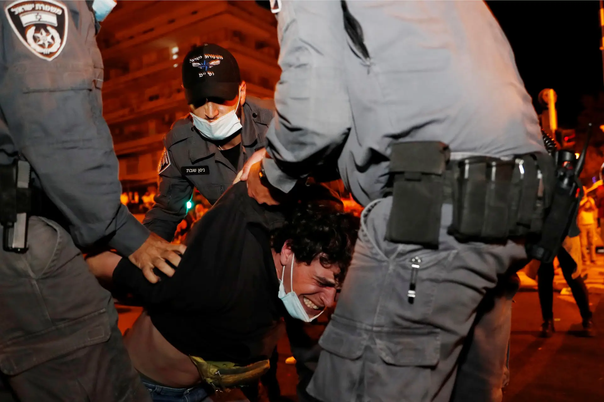 Polícia durante a detenção de um manifestante.