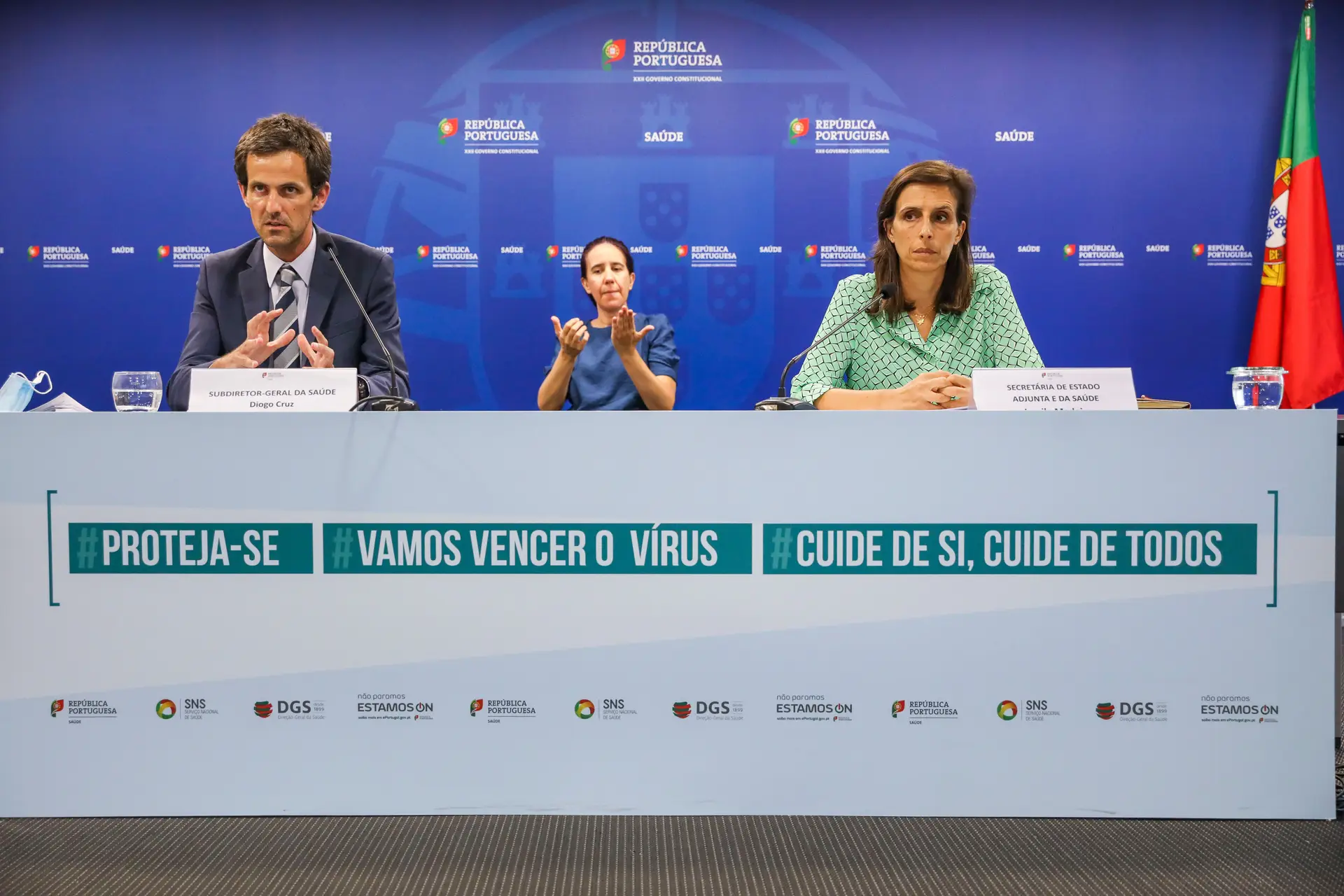 A secretária de Estado Adjunta e da Saúde, Jamila Madeira (D), acompanhada do subdiretor-geral da Saúde, Diogo Cruz, durante a conferência de imprensa diária sobre o novo coronavírus, realizada no Ministério da Saúde, em Lisboa