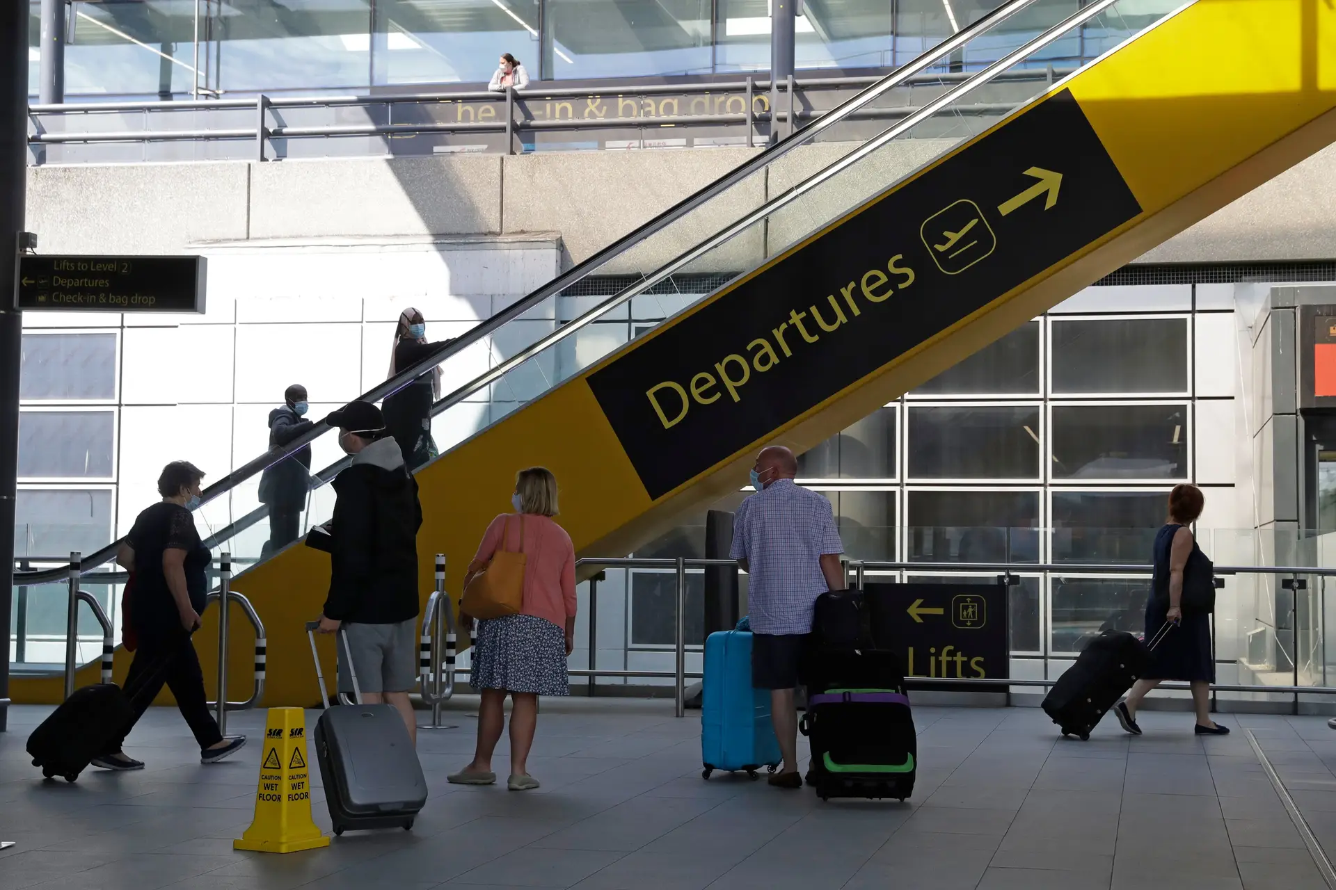 Epidemiólogos britânicos defendem fim dos "corredores de viagem"