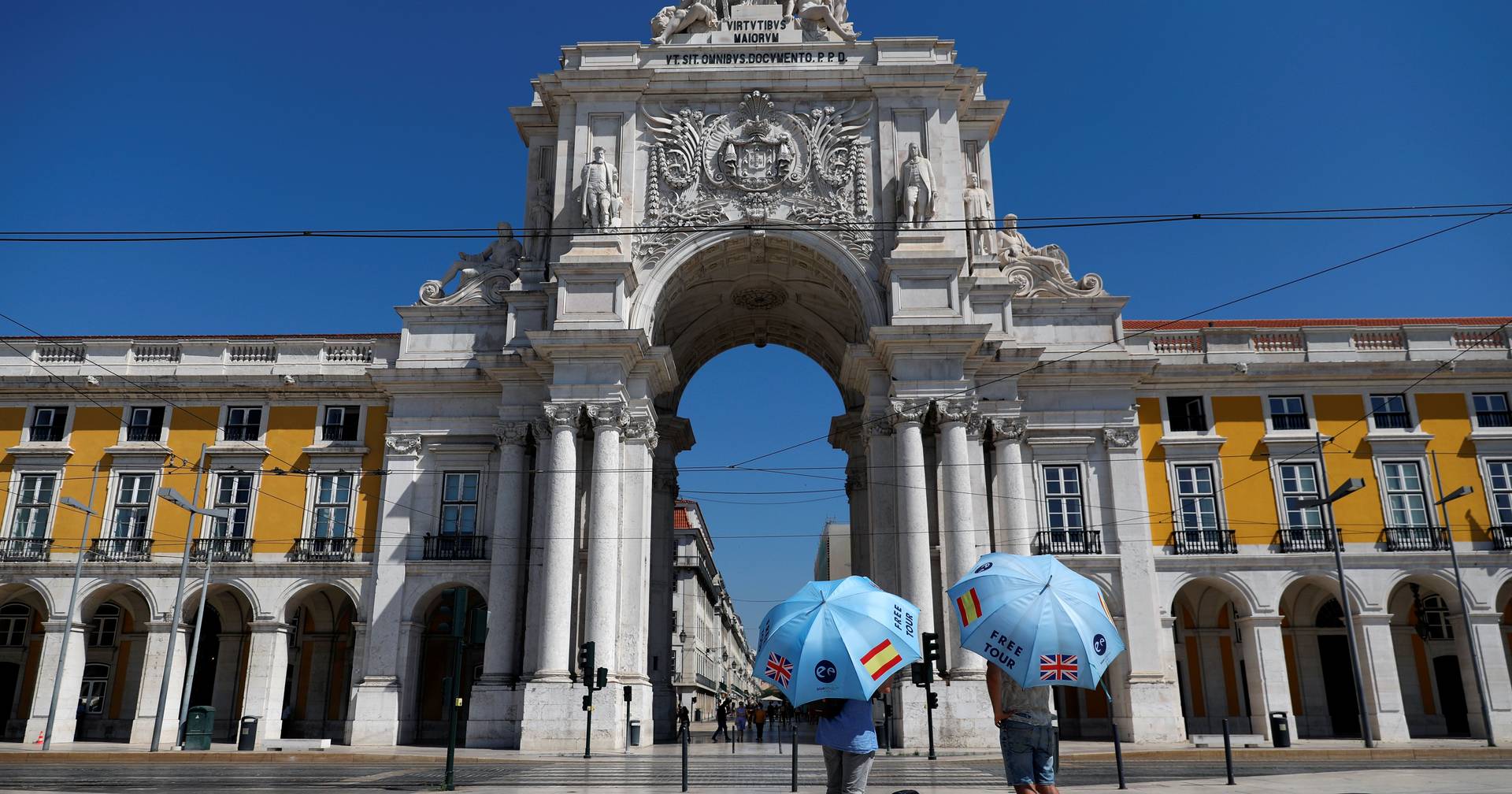 Já reparou que o arco da Rua Augusta parece uma lâmpada?