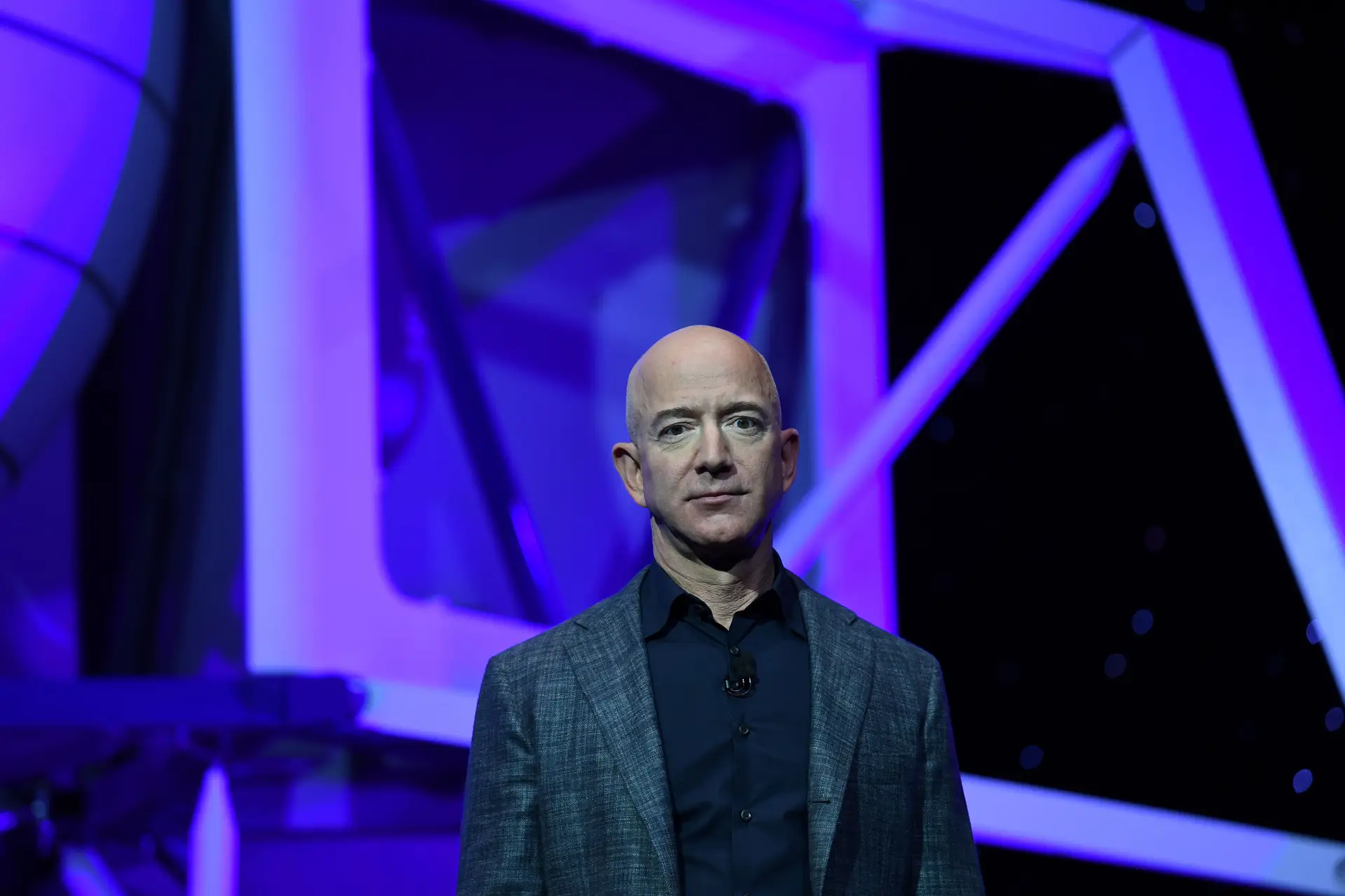 Bezos deixa cargo de diretor-geral da Amazon e viaja para o espaço a 20 de julho