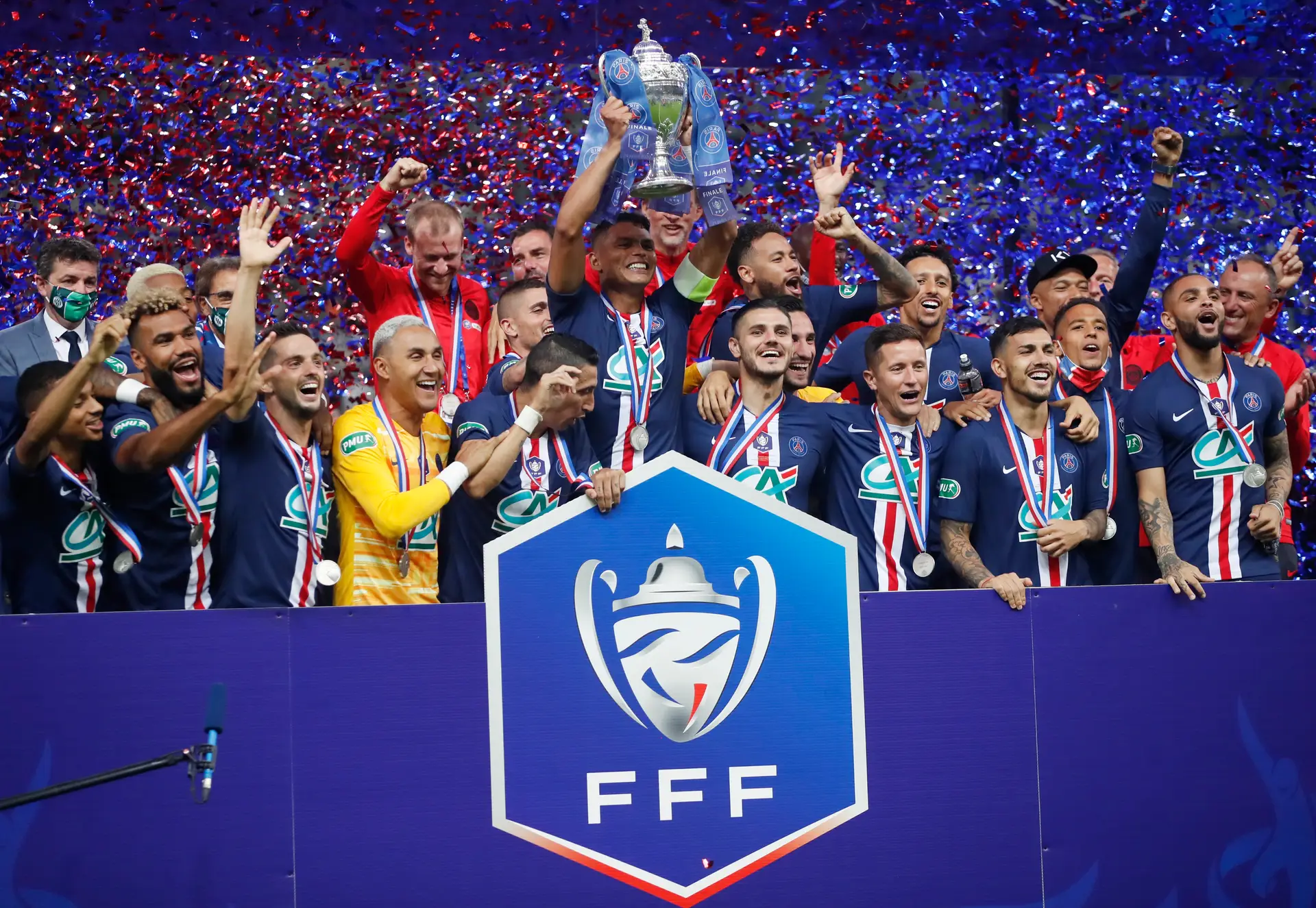 A equipa do PSG festeja a conquista da Taça de França de futebol