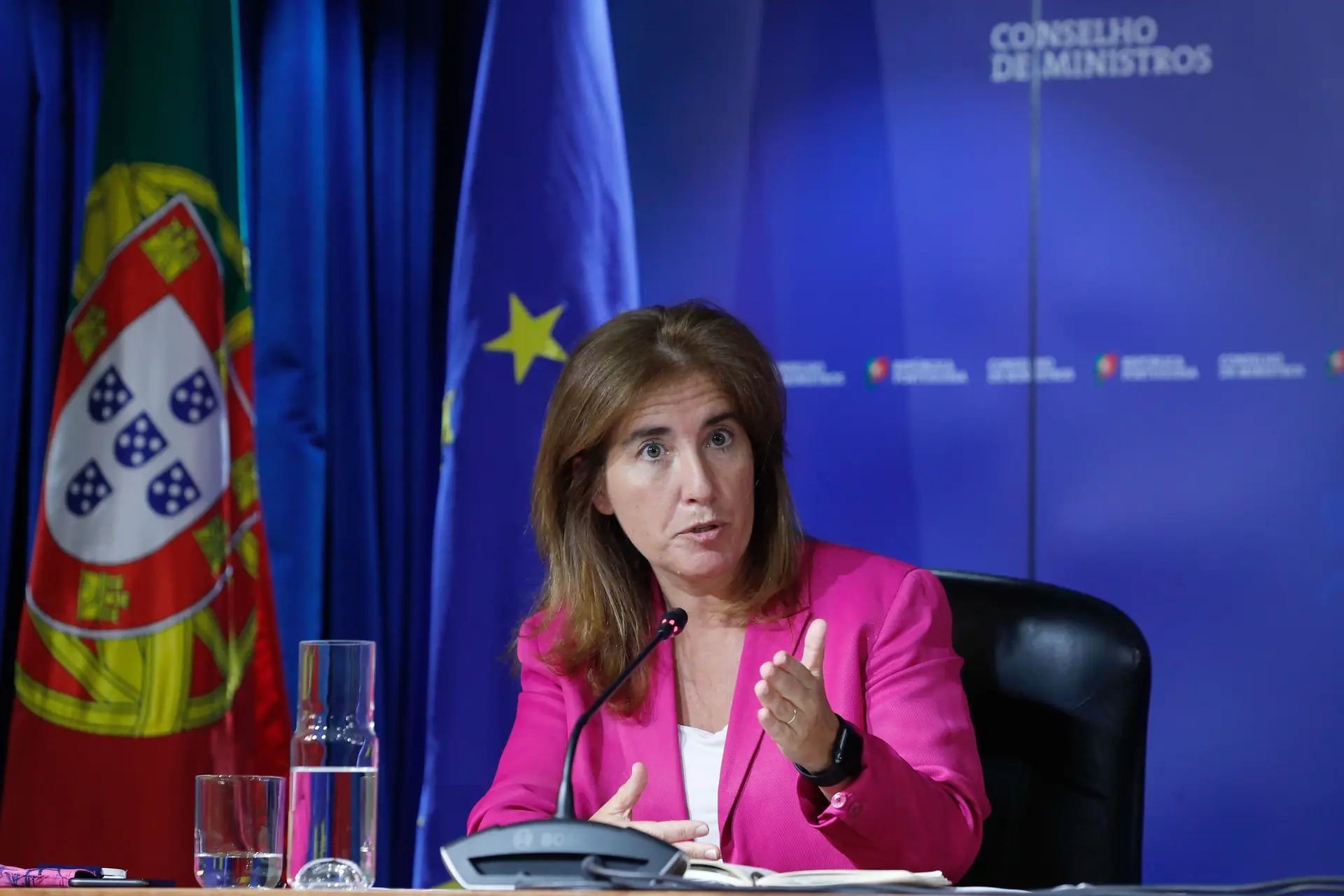 A ministra do Trabalho, Solidariedade e Segurança Social, Ana Mendes Godinho, fala aos jornalistas no final da Reunião do Conselho de Ministros Extraordinário, em Lisboa,