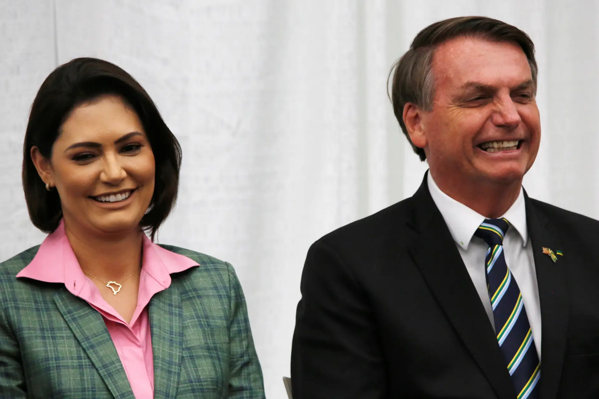Bolsonaro revela que primeira-dama foi vacinada nos EUA e recebe críticas