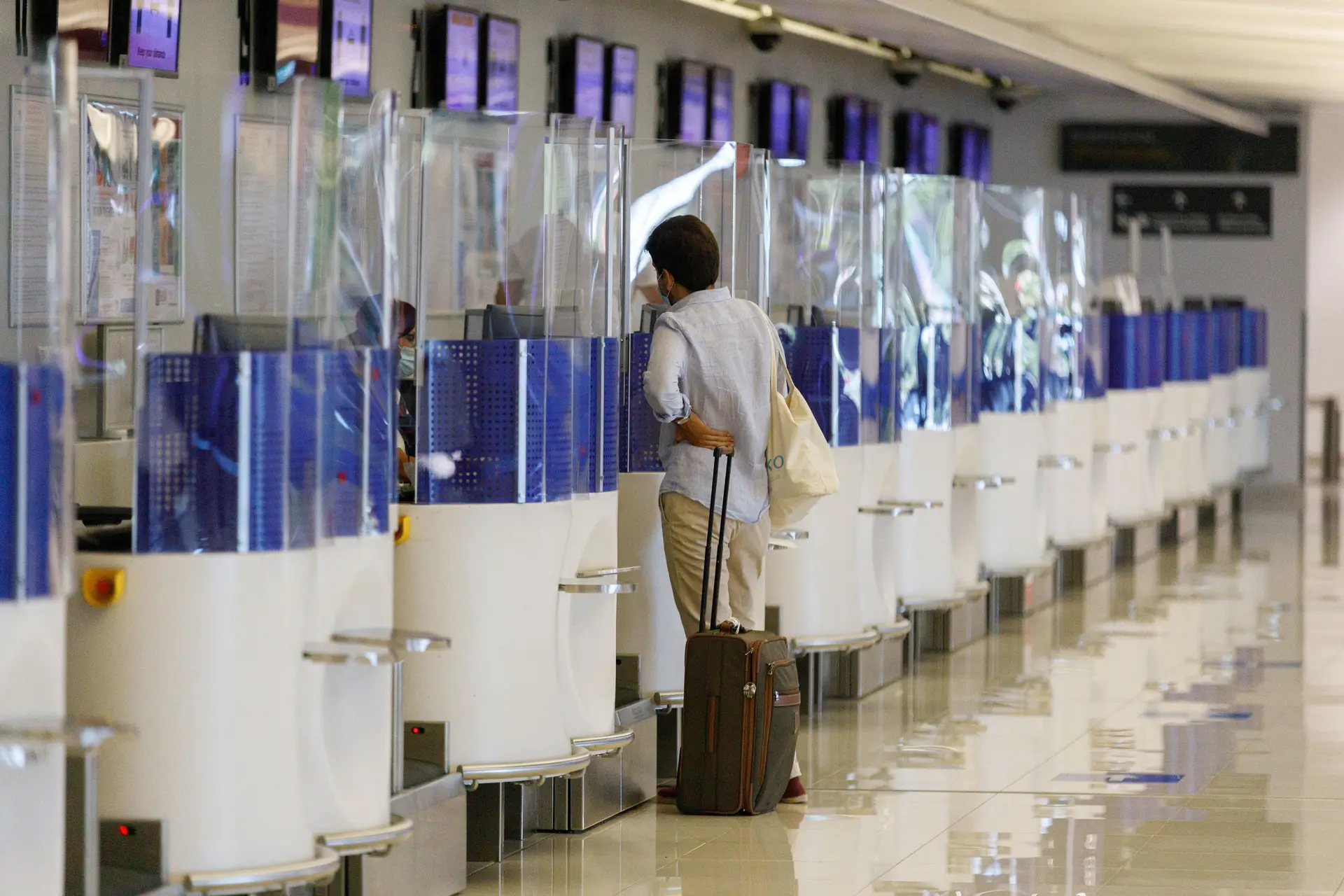 OMS pede cautela no regresso das viagens