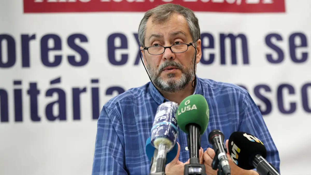 Mário Nogueira, secretário-geral da Fenprof, fala aos jornalistas durante uma conferência de imprensa para balanço do ano letivo que terminou e apresentação de plano para a abertura segura do ano letivo 2020/2021, Lisboa