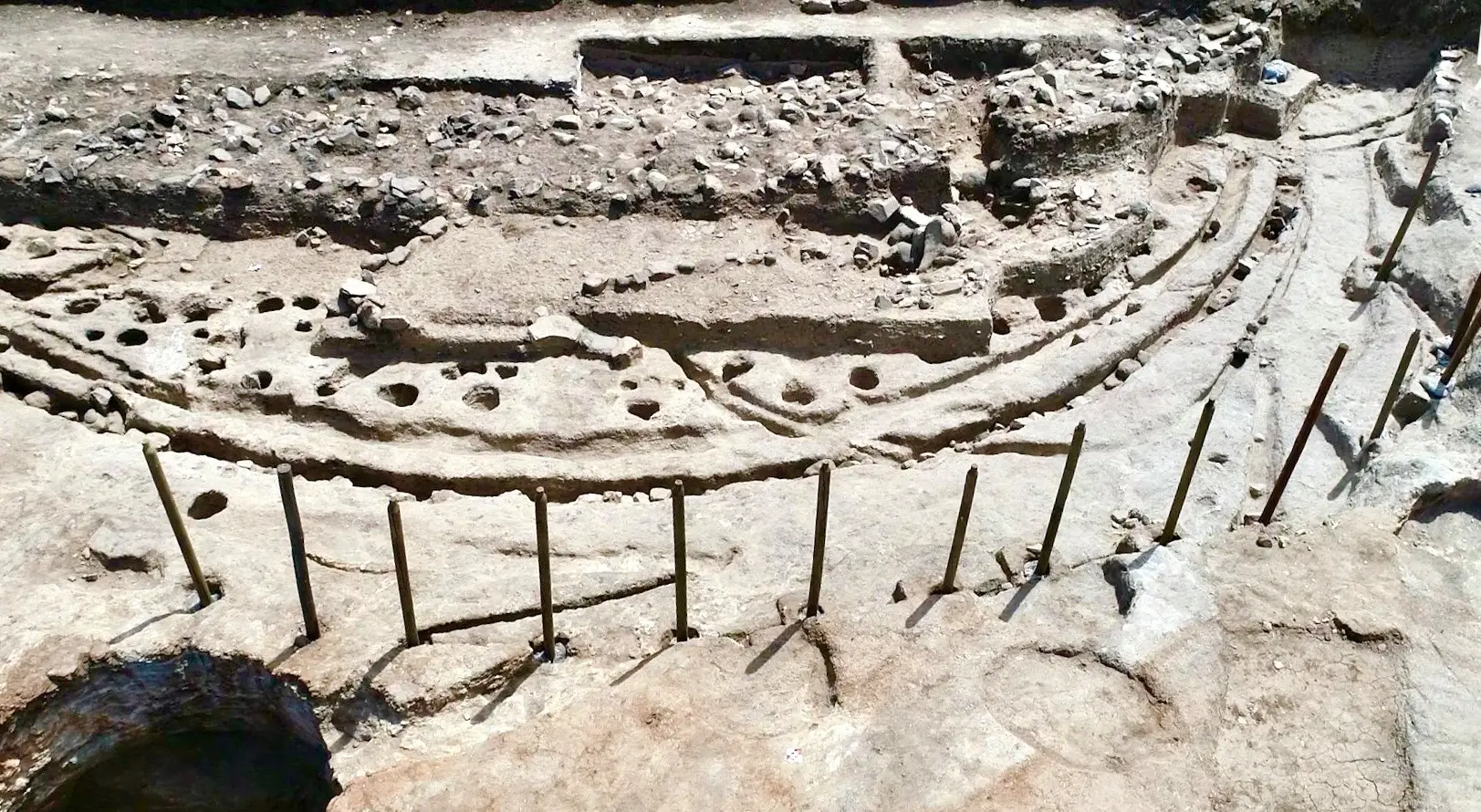 A estrutura "será anterior à construção em pedra de Stonehenge [em Inglaterra] , para a qual se tem avançado uma cronologia em torno a 2500 a.C."