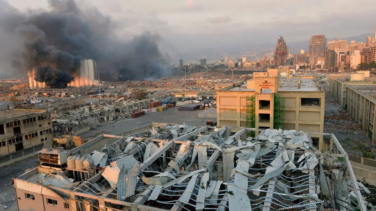 Rasto de destruição após várias explosões na capital do Líbano, Beirute