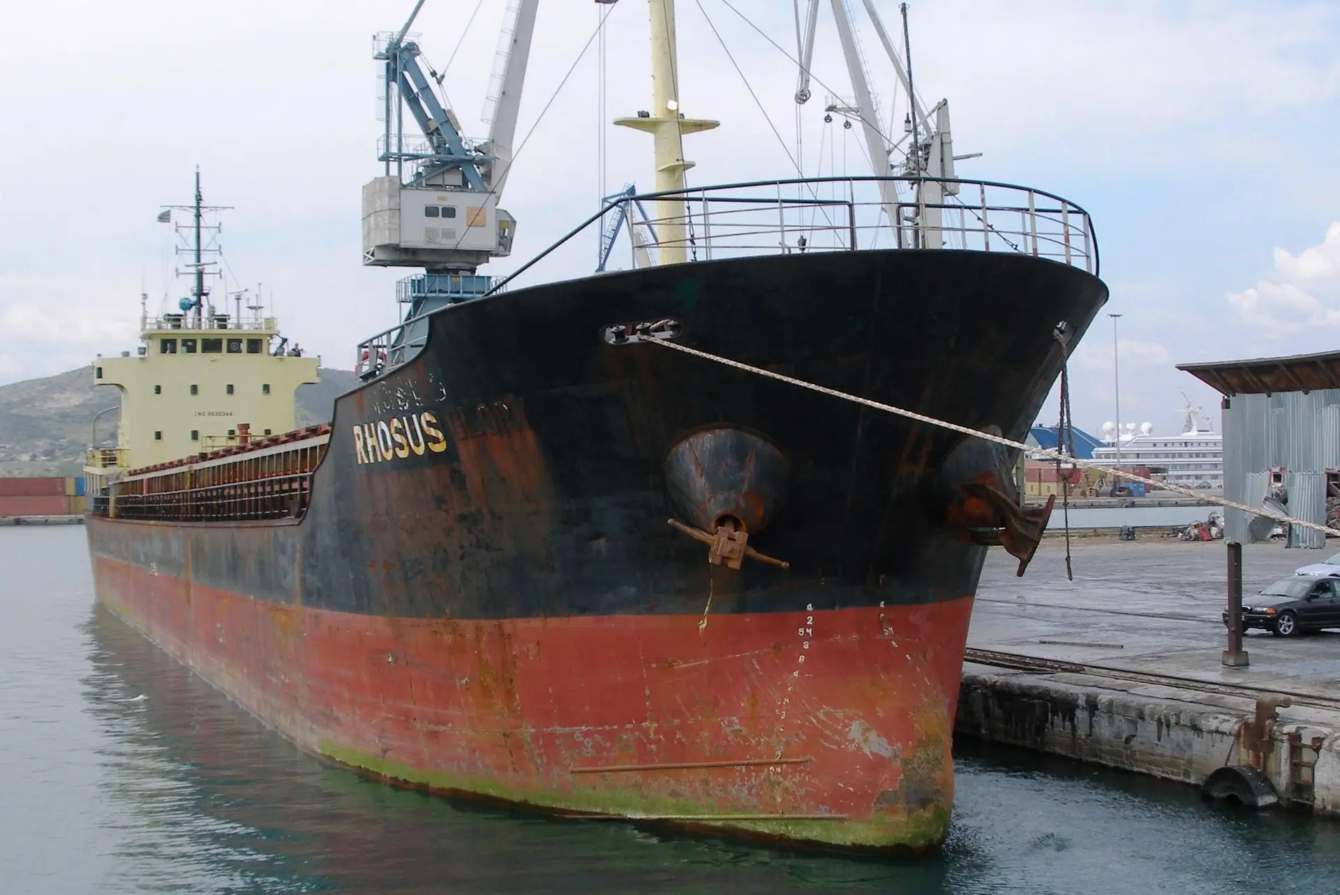 Agências governamentais informadas sobre navio com toneladas de nitrato de amónio em Beirute