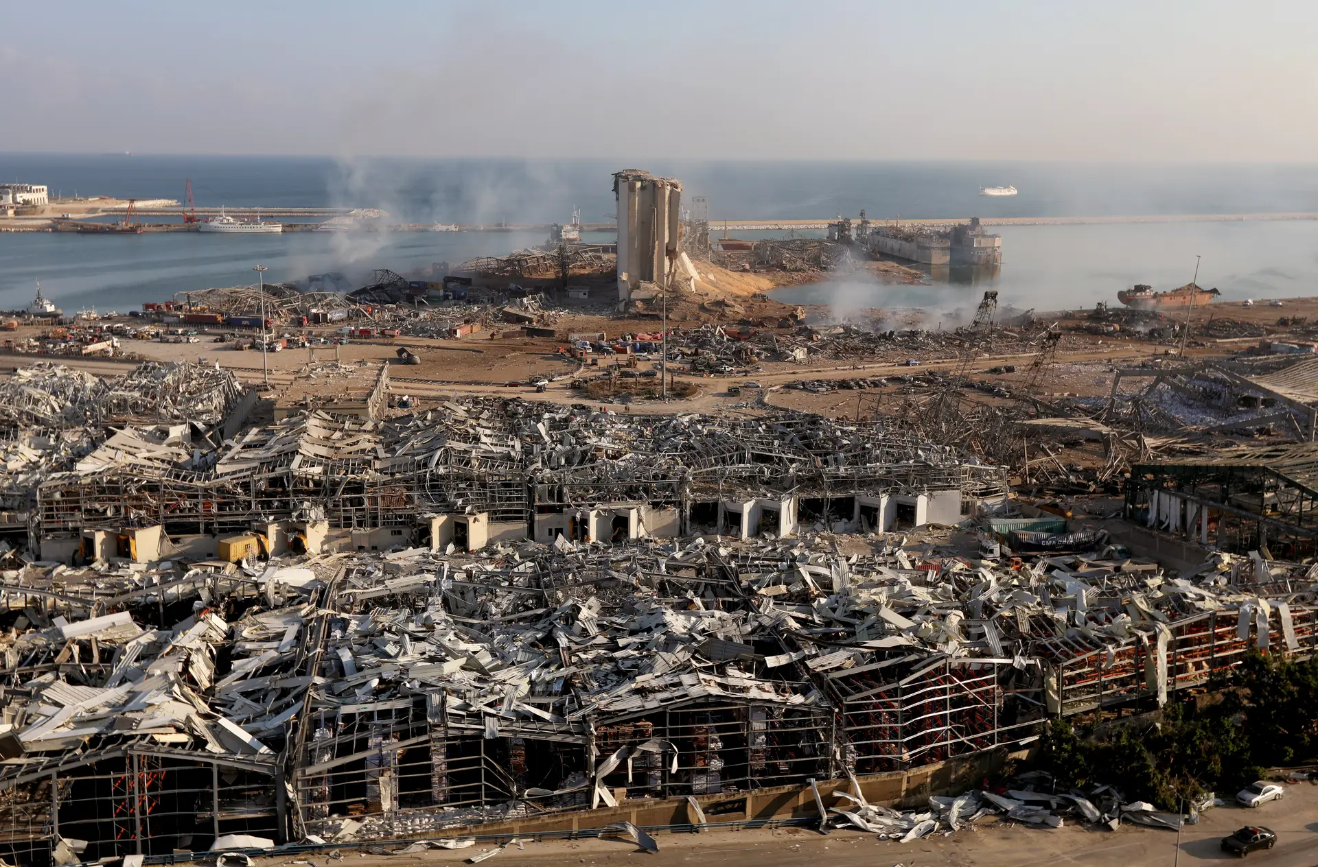 Uma vista geral do porto de Beirute, após a explosão que ocorreu a 4 de agosto. [05-08-2020]