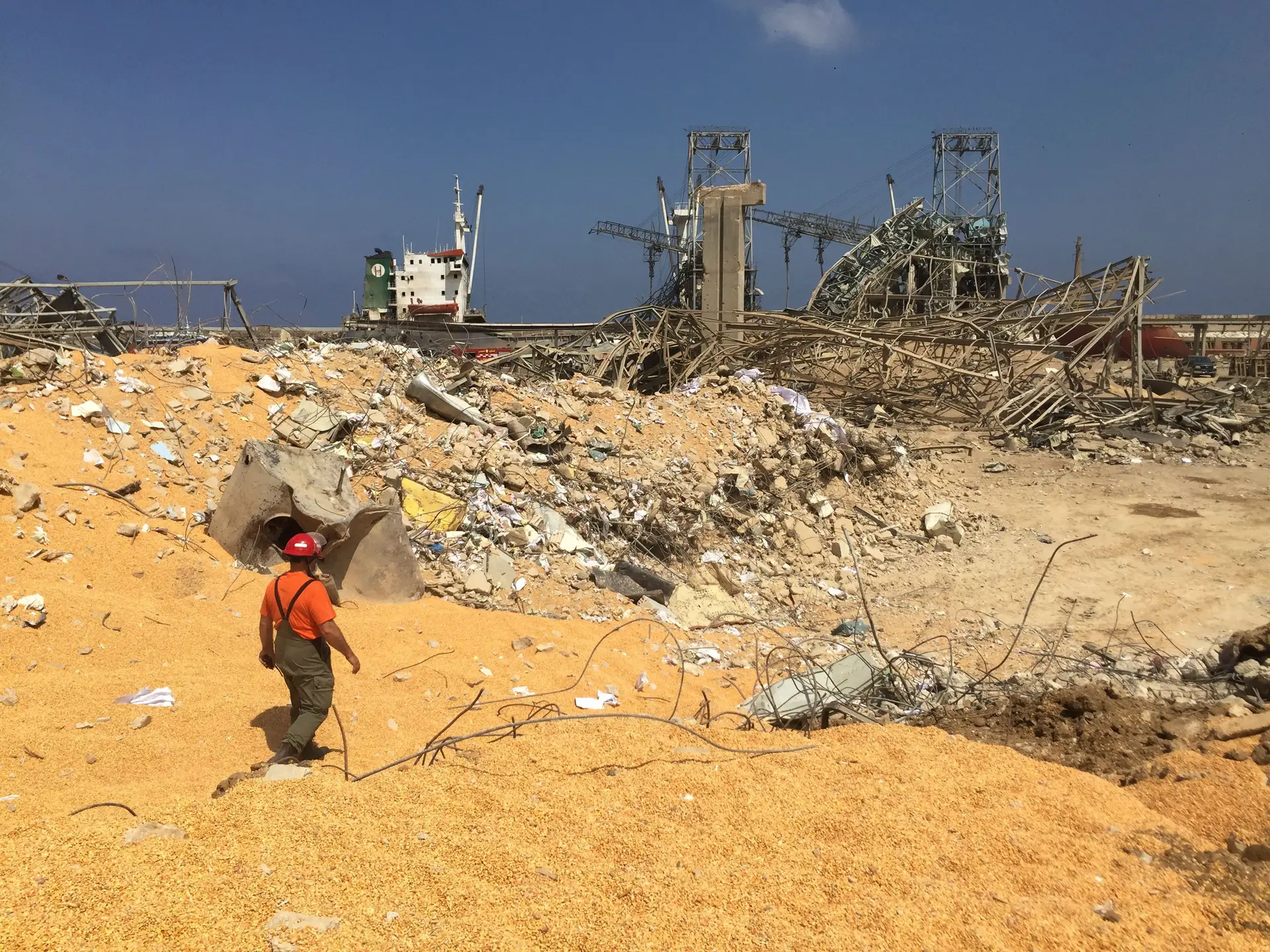 Destroços das explosões no porto de Beirute.