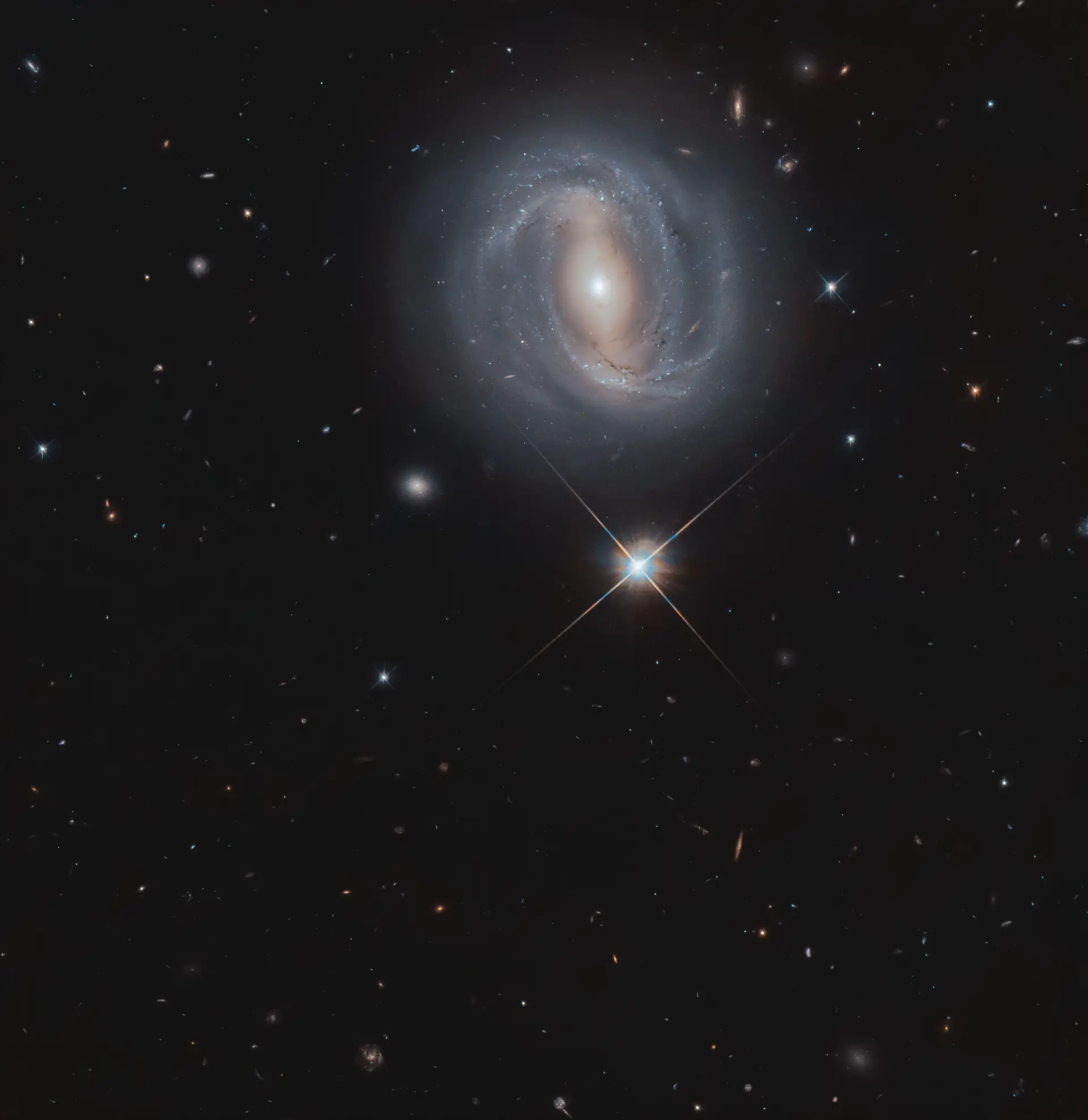A galáxia espiral NGC 4907 mostra o lado mais fotogénico, exibindo os seus belos braços espirais, enrolados em redor do centro de estrelas brilhantes. Está a 270 milhões de anos-luz de distância e a imagem foi captada pelo telescópio espacial Hubble.