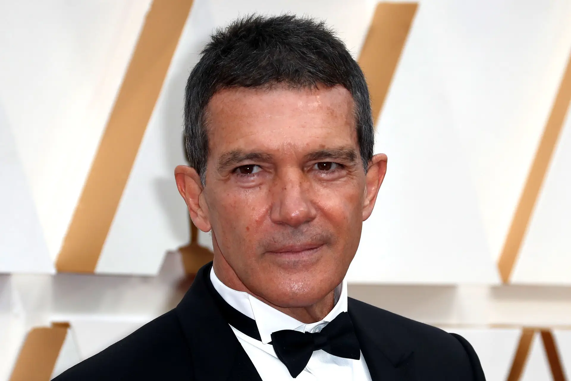 Antonio Banderas descobre que tem Covid-19 no dia de aniversário