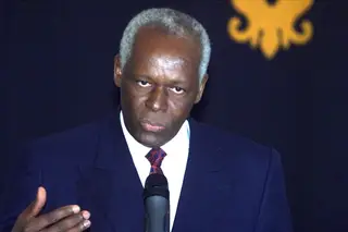 José Eduardo dos Santos regressa a Angola ao fim de dois anos