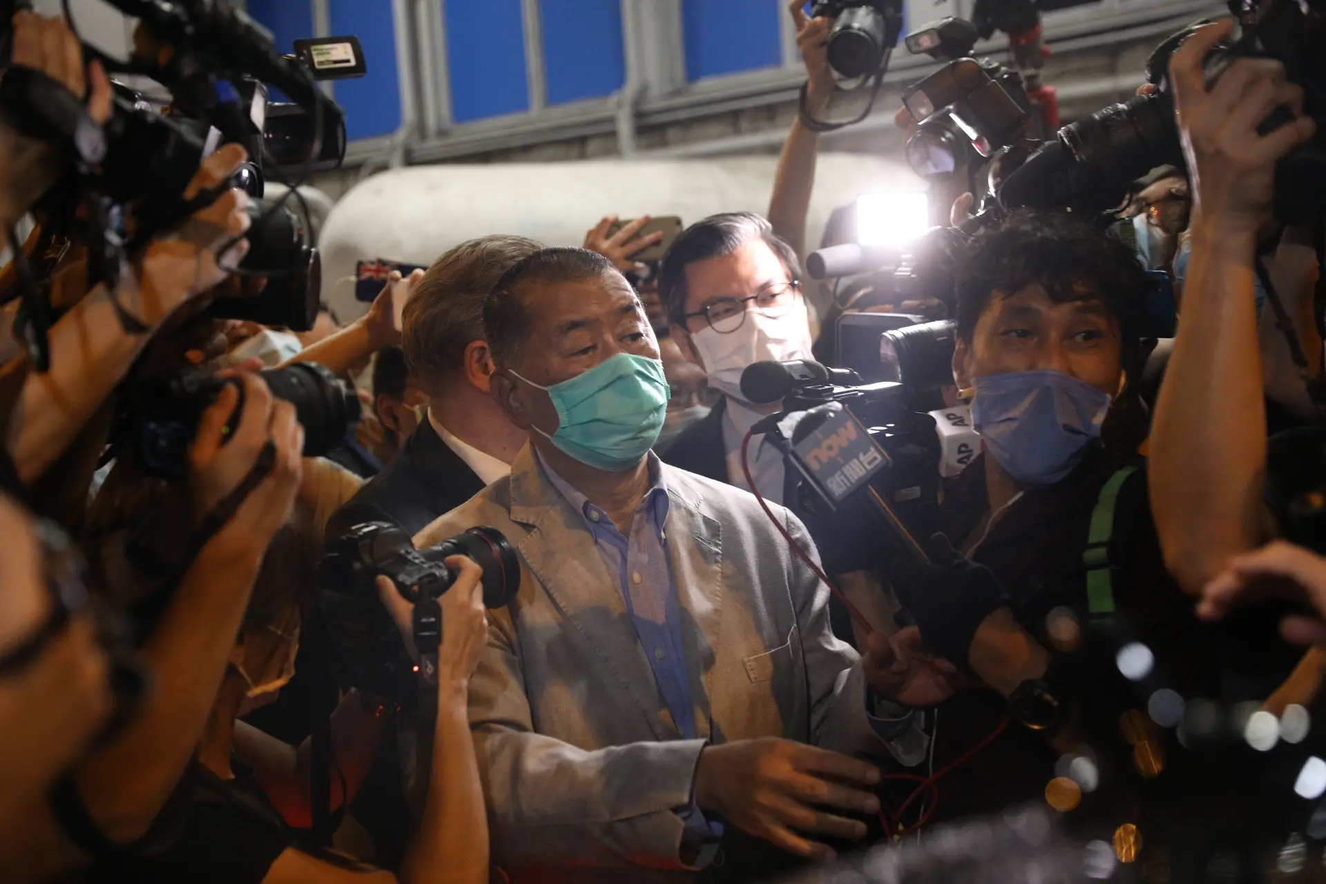 Jimmy Lai libertado. Magnata da imprensa de Hong Kong recebido por grupo de apoiantes
