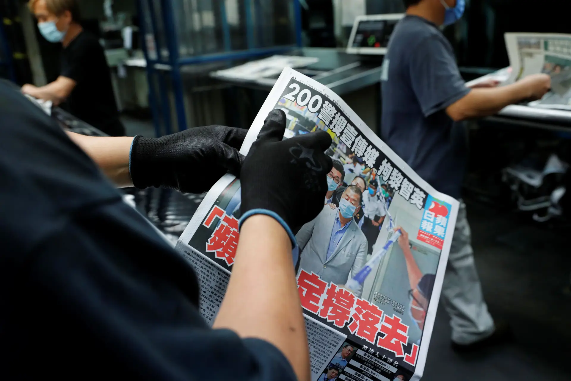 Filas em Hong Kong para comprar jornal em sinal de apoio ao proprietário detido