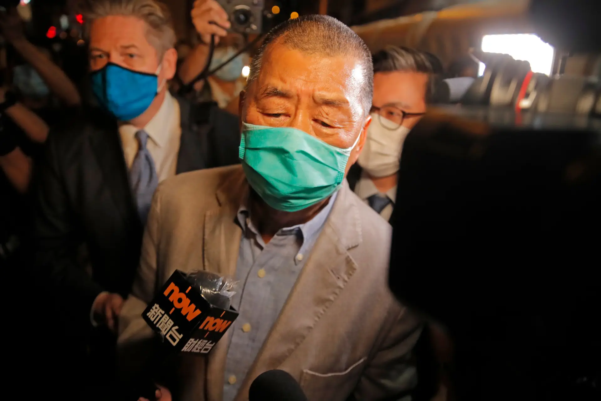 Magnata dos media de Hong Kong faz apelo aos jornalistas após libertação