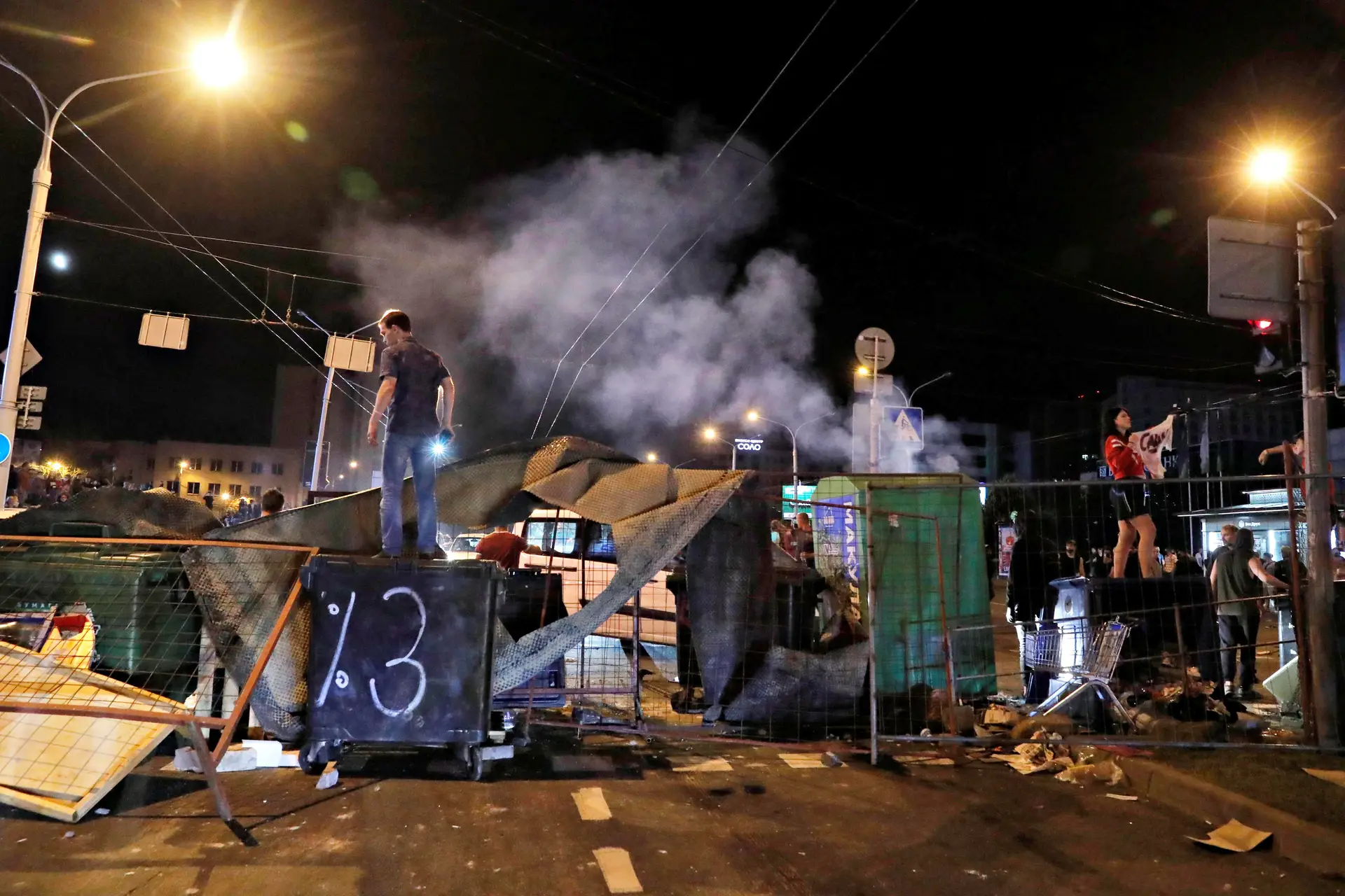 Terceira noite de protestos e violência na Bielorrússia. UE marca reunião de emergência