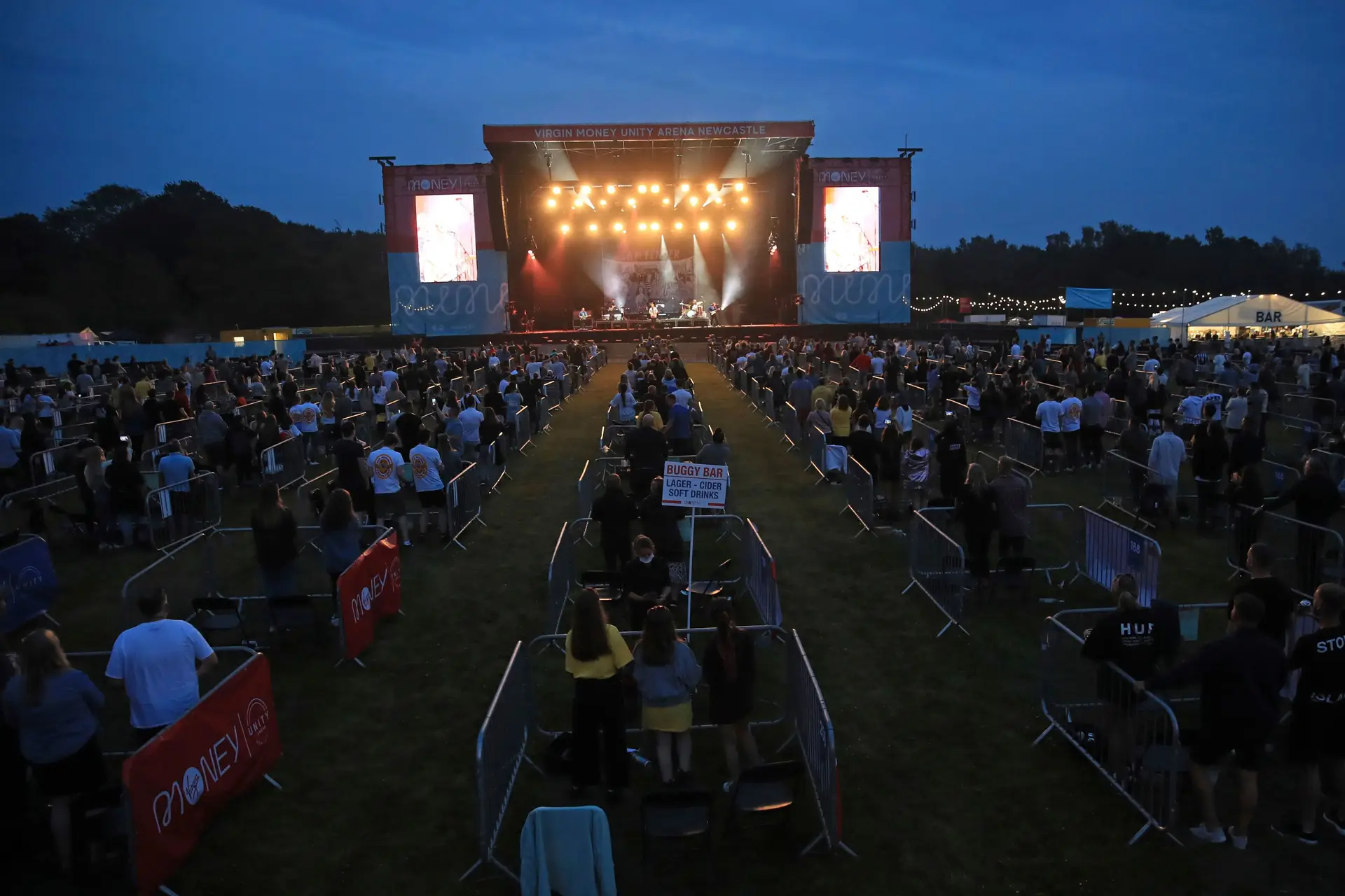 Primeiro concerto no Reino Unido com 2.500 pessoas, em 500 "camarotes" e num recinto ao ar livre