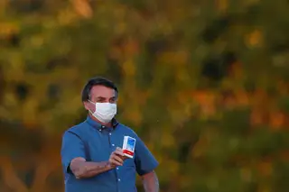 Filho mais novo de Bolsonaro testa positivo à covid-19