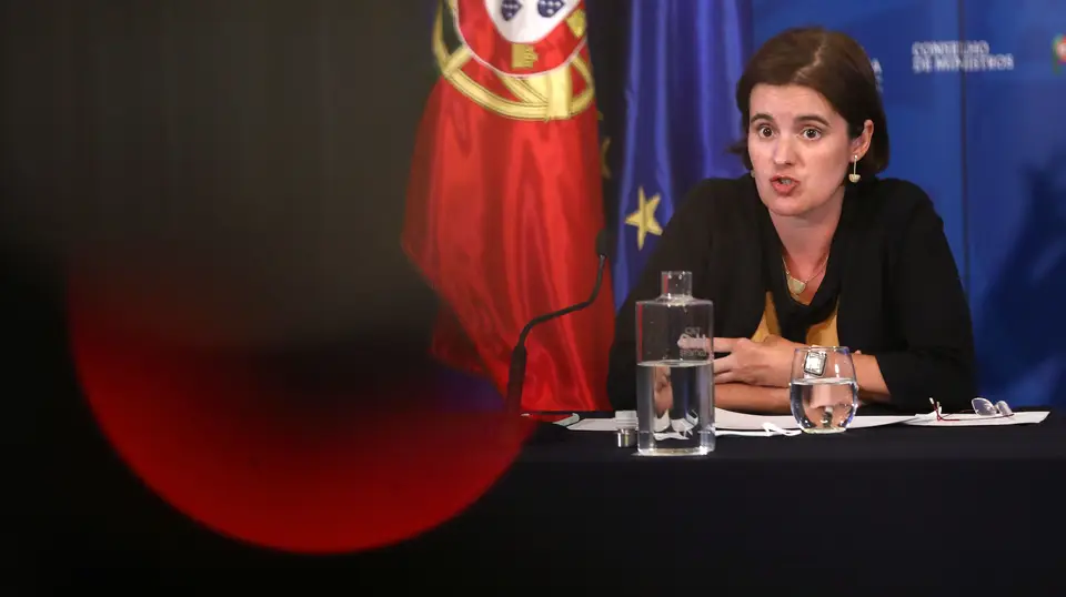 A ministra da Presidência do Conselho de Ministros, Mariana Vieira da Silva, fala aos jornalistas durante a conferência de imprensa no final da reunião do Conselho de Ministros no Paláco de Ajuda, em Lisboa