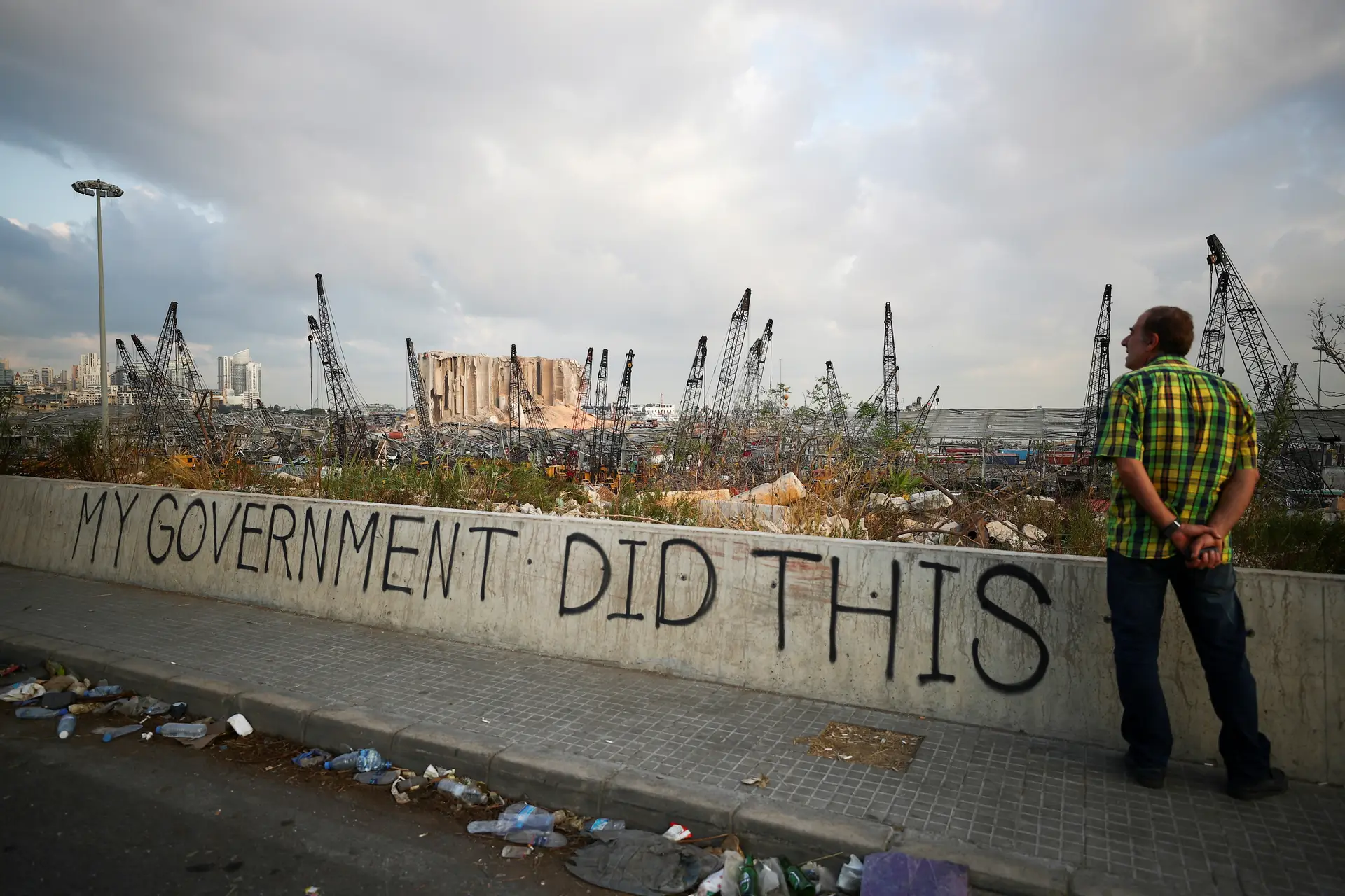 Grafiti onde poder ler-se "A culpa é do Governo" junto ao porto de Beirute, Líbano.