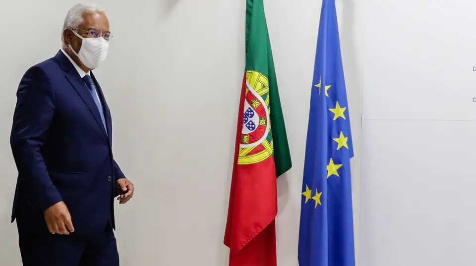 O primeiro-ministro, António Costa, chega para falar à imprensa após a reunião do Centro de Coordenação Operacional Nacional (CCON) na Autoridade Nacional de Emergência e Proteção Civil em Lisboa