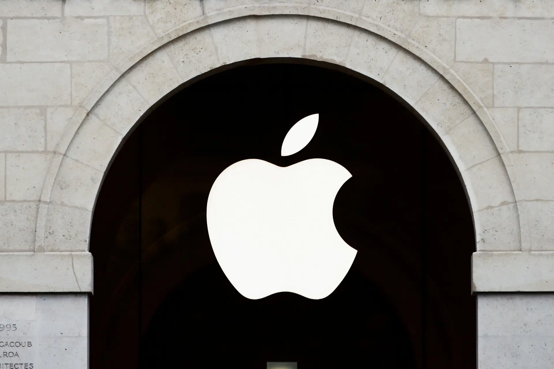 Apple multada no Brasil por vender telemóveis sem carregador