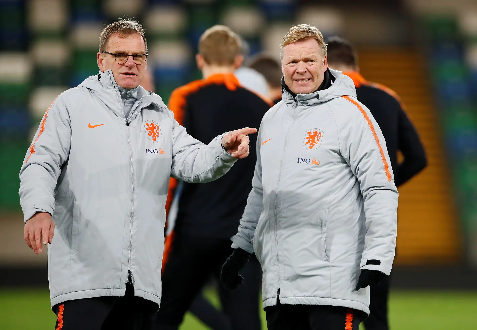 Dwight Lodeweges (esq) e Ronald Koeman (dir) durante um sessão de treina da Seleção para o jogos de qualificação para o Euro 2020.