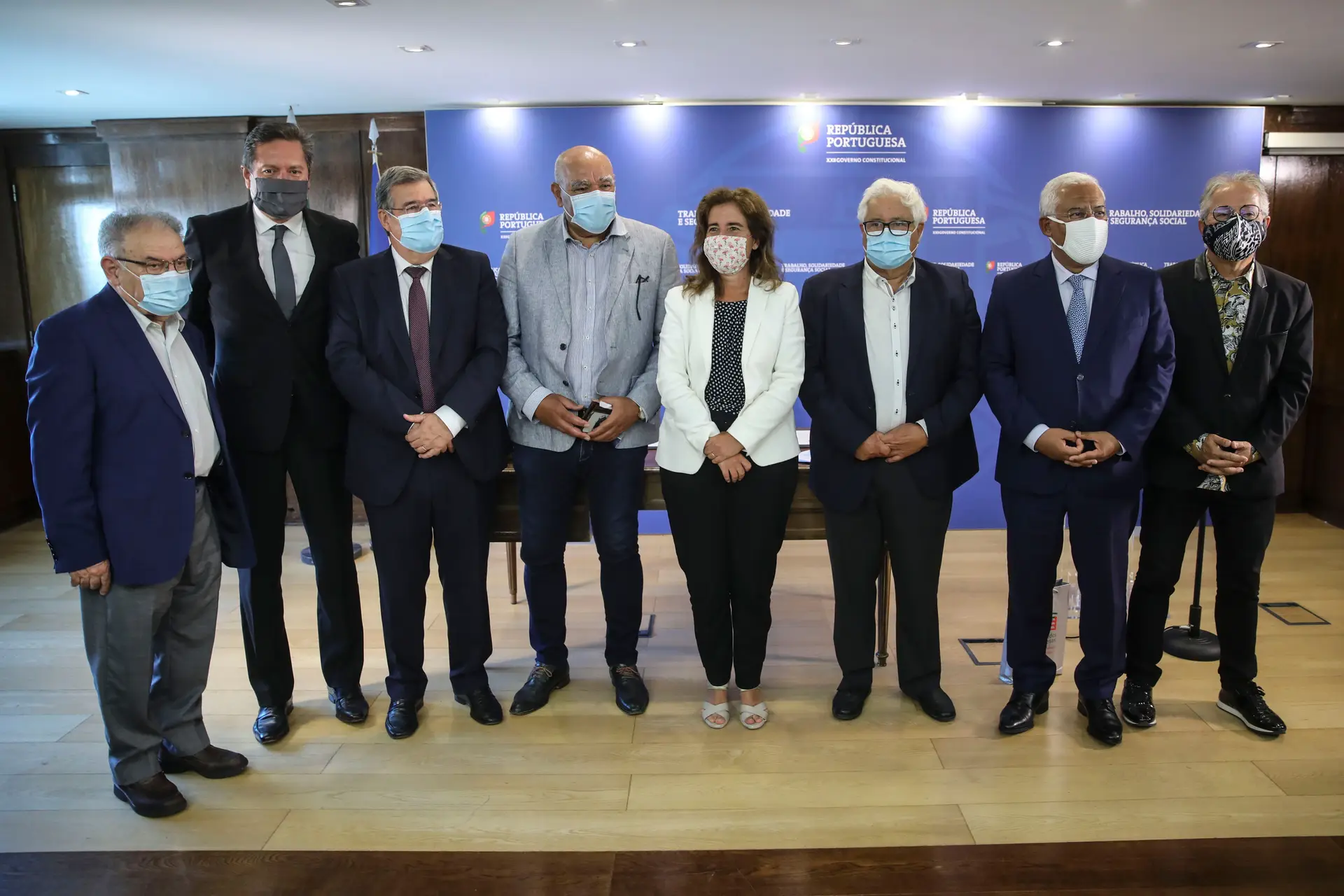 O primeiro-ministro, António Costa, acompanhado pela ministra do Trabalho, Solidariedade e Segurança Social, Ana Mendes Godinho, após a cerimónia de assinatura de declaração de compromisso de parceria para Reforço Excecional dos Serviços Sociais e de Saúde e lançamento do programa PARES 3.0, no Ministério do Trabalho, Solidariedade e Segurança Social, em Lisboa