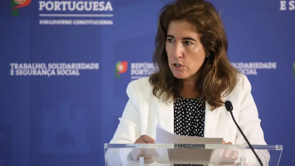 A ministra do Trabalho, Solidariedade e Segurança Social, Ana Mendes Godinho, intervém durante a cerimónia de assinatura de declaração de compromisso de parceria para Reforço Excecional dos Serviços Sociais e de Saúde e lançamento do programa PARES 3.0