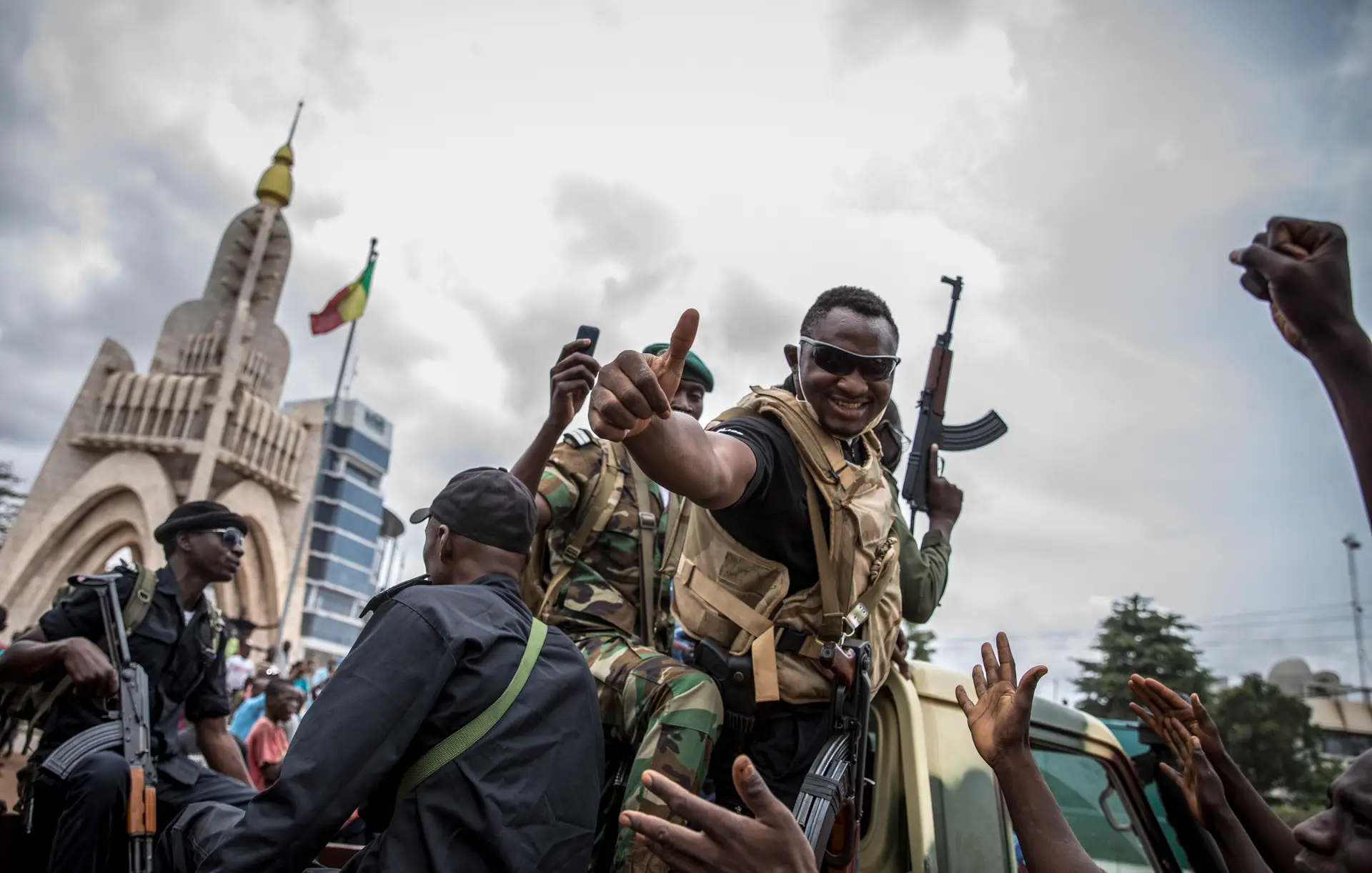 Militar maliano durante a parada nas ruas de Bamoko.