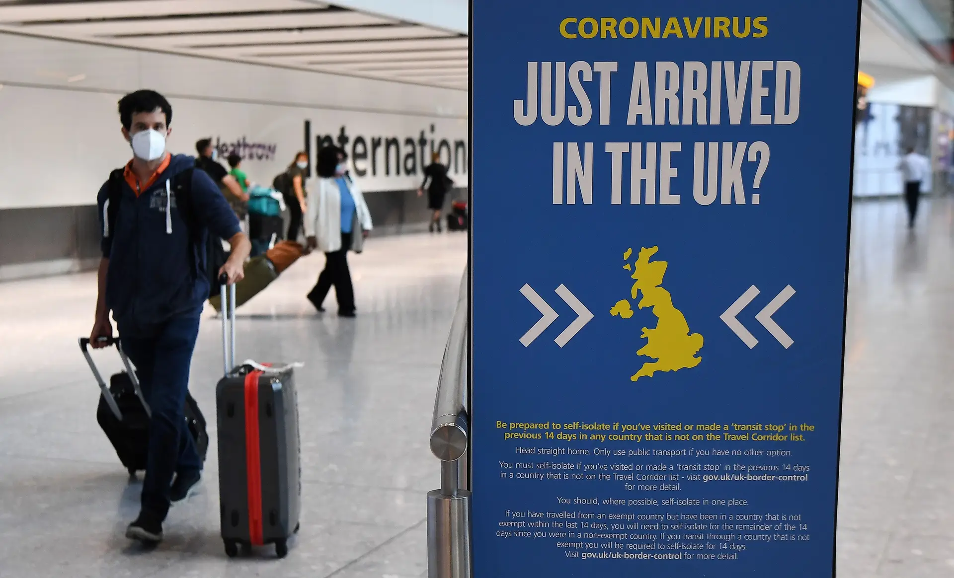 Covid-19. Inglaterra vai eliminar quarentena a vacinados que cheguem da UE e dos EUA