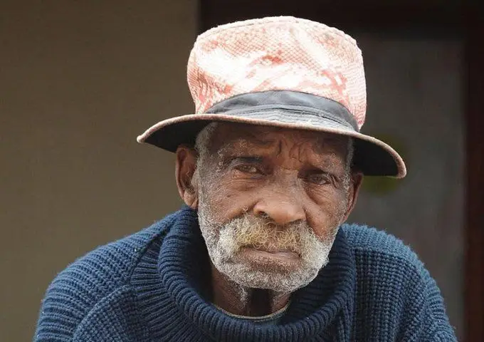 O sul-africano Fredie Blom, considerado um dos homens mais velhos do mundo, morreu a 22 de agosto aos 116 anos num hospital da Cidade do Cabo, de causas naturais.