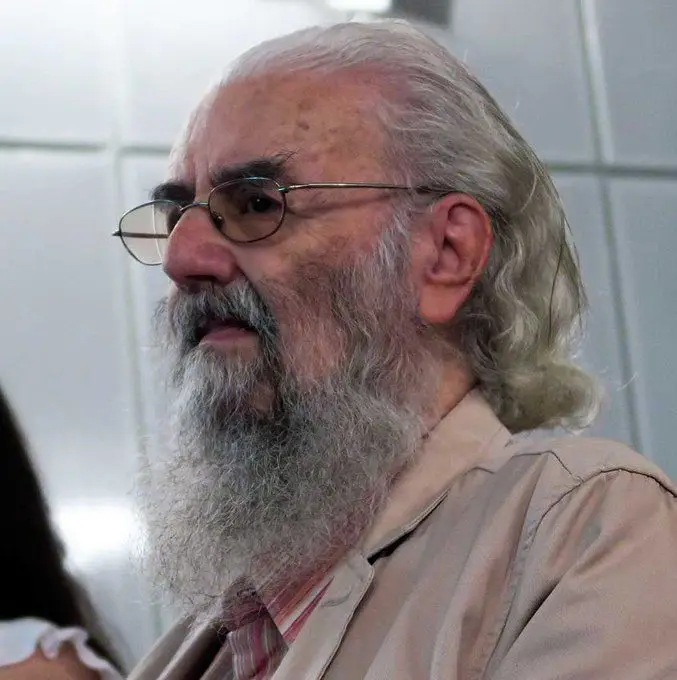 O poeta Ernesto Manuel de Melo e Castro morreu a 30 de agosto, em São Paulo, no Brasil, aos 88 anos. Com uma obra definida pela construção de experiências com diversos materiais, marcou a emergência a poesia experimental em Portugal.