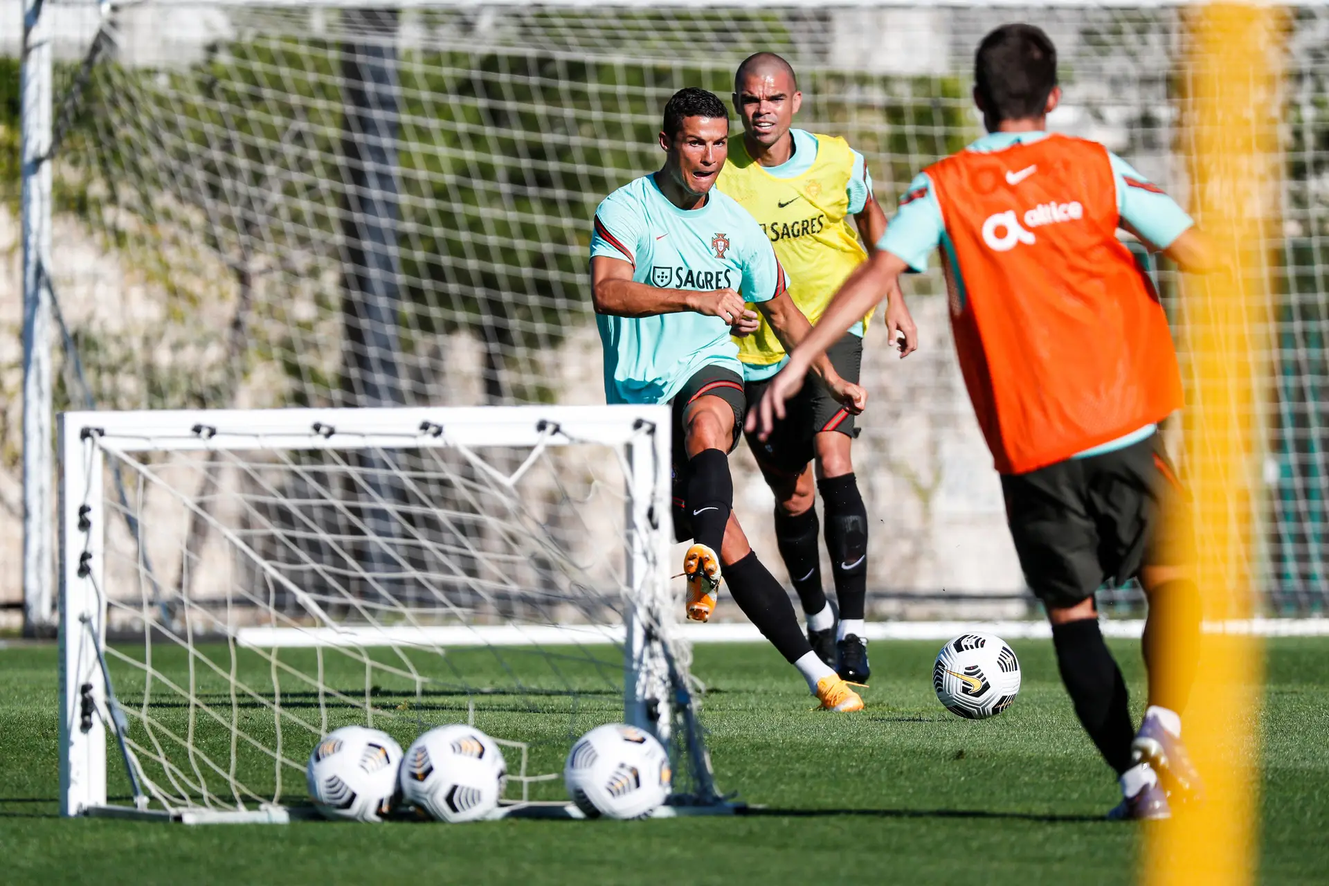 Cristiano Ronaldo e Pepe no treino da seleção nacional