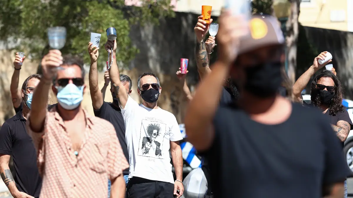 Manifestantes protestam junto ao Palácio da Ajuda numa concentração organizada pela plataforma cívica "Convergência pela Cultura", em Lisboa, 01 de setembro de 2020.