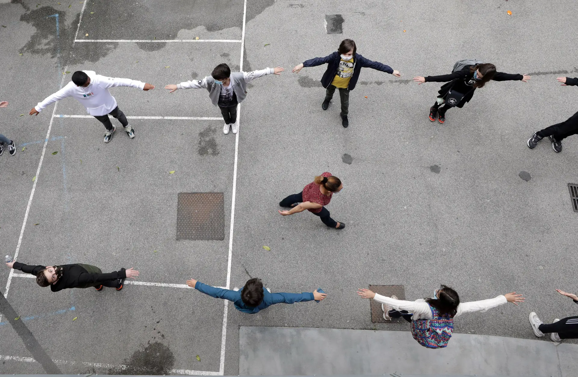 Máscaras no recreio deixam de ser obrigatórias e regras de isolamento mais flexíveis