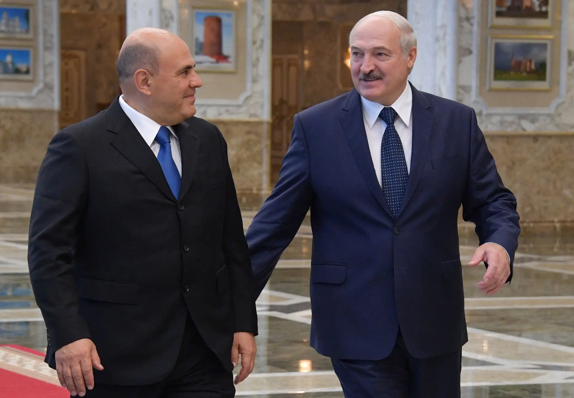 O presidente bielorrusso, Alexander Lukashenko, com o primeiro-ministro russo Mikhail Mishustin