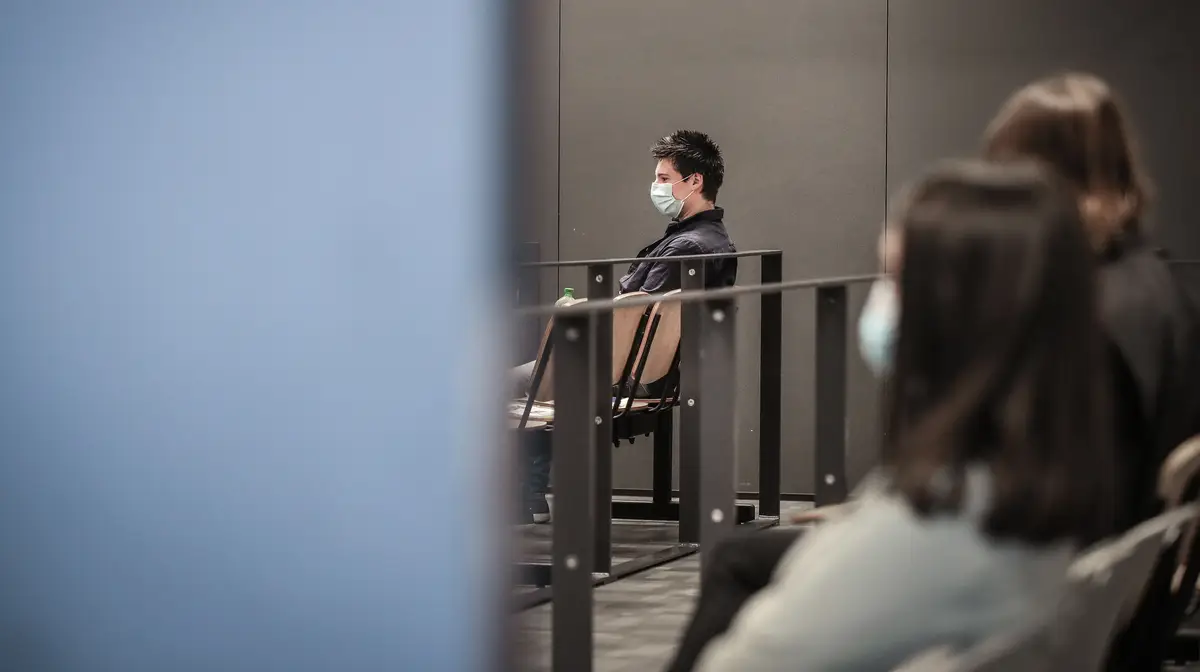 O criador da plataforma Football Leaks, Rui Pinto, dentro da sala do tribunal do Campus de Justiça, em Lisboa.