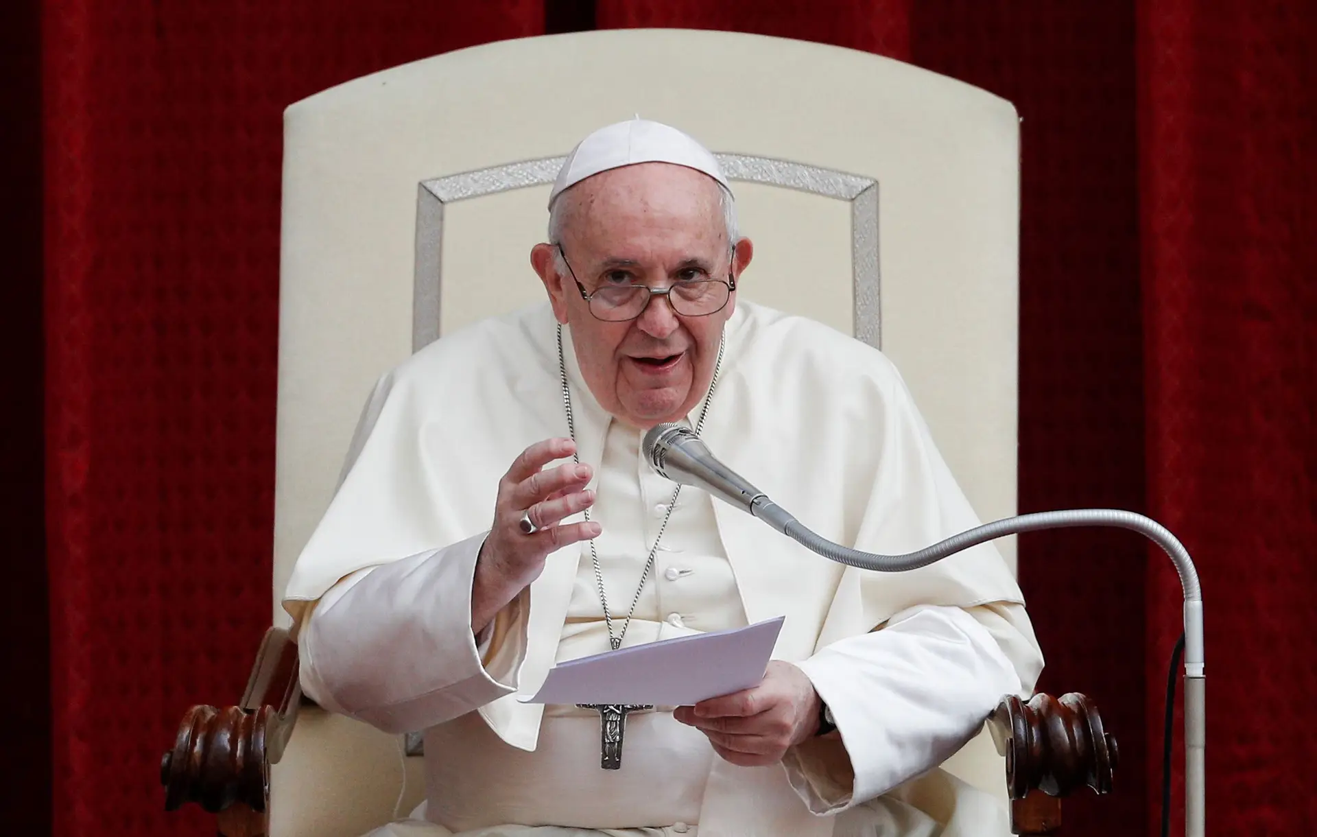 Papa Francisco diz que o rumor na Igreja Católica é uma "praga pior" que a Covid-19