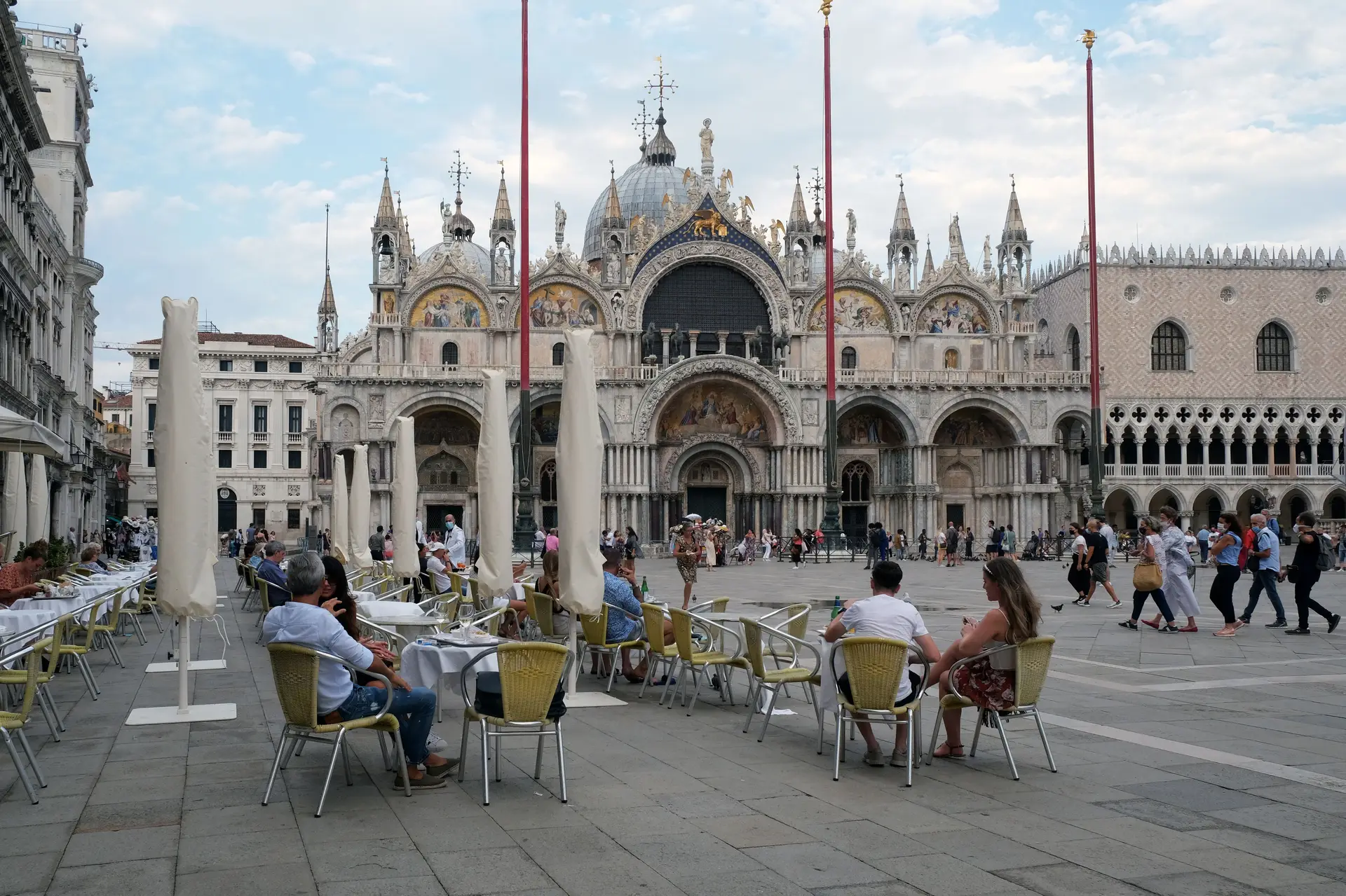 Itália soma perto de 1.600 novos casos diários de covid-19