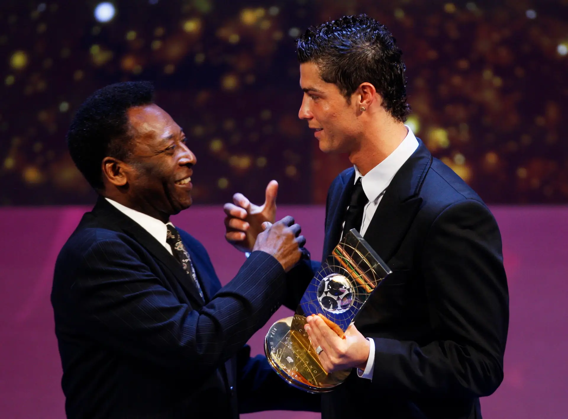 Fundação Pelé premeia Cristiano Ronaldo pela "excelência nos campos e fora deles"