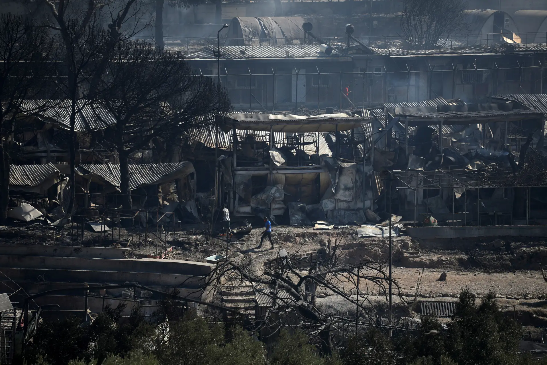 O maior campo de refugiados na Grécia, em Moria, na ilha de Lesbos, ficou praticamente destruído depois de vários incêndios terem deflagrado esta madrugada, após confrontos entre os cerca de 13 mil migrantes, segundo as autoridades.