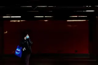 República Checa obriga a uso de máscara dentro de espaços fechados